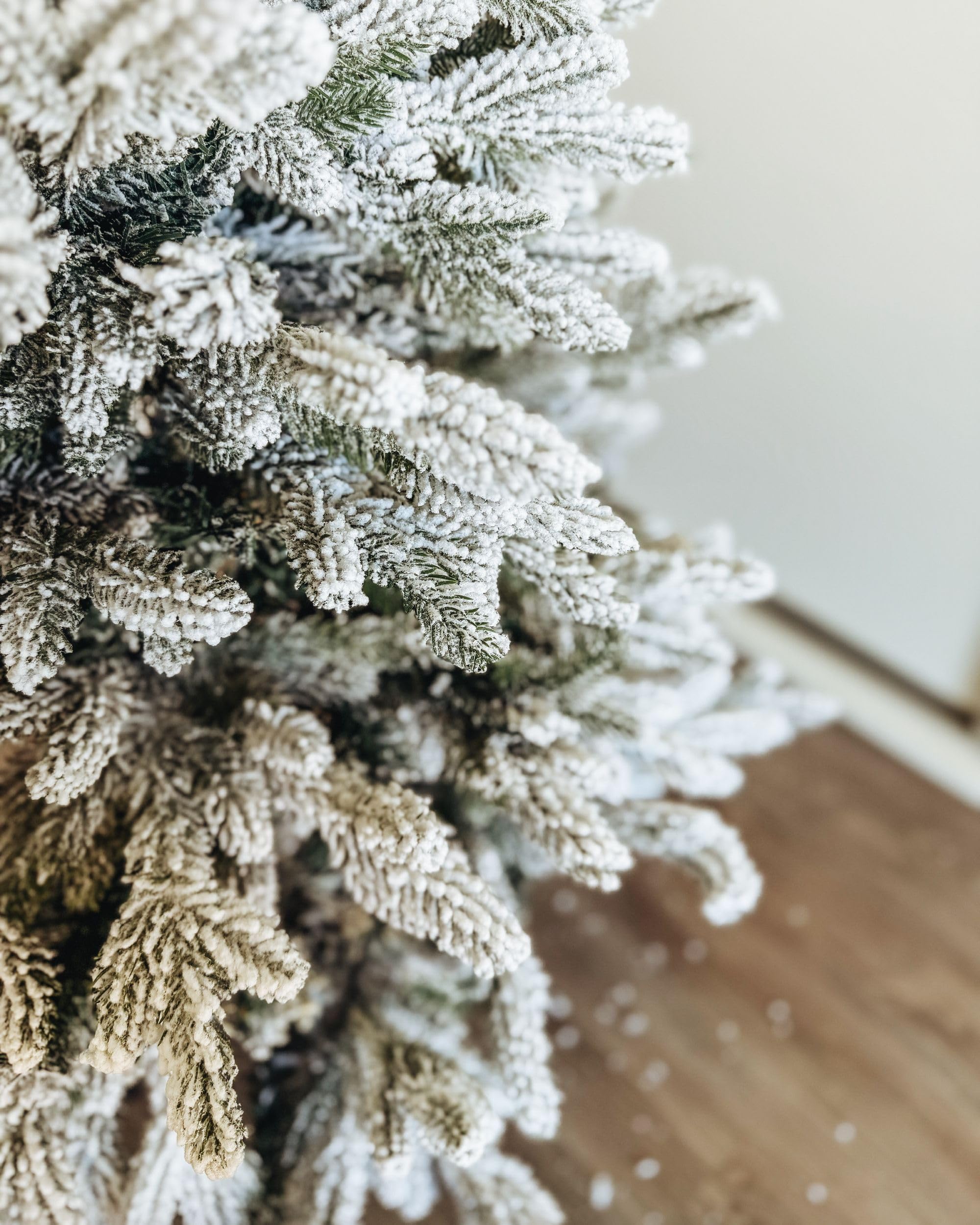 Sapin de Noël Artificiel Effet Neige 120 cm Idéal avec Branches Facilement Ajustables Aspect Naturel et Réaliste Parfait pour Tout Intérieur Beliani