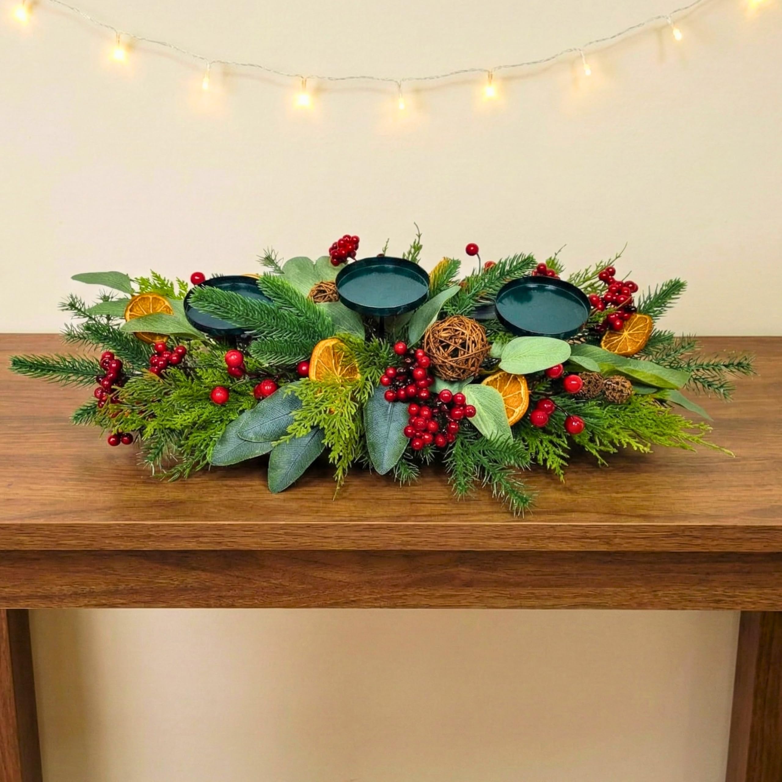 Décoration de Table de Noël avec Feuillage, Baie, Eucalyptus, tranches d'orange, Boules de rotin - Décoration Festive pour la Maison, la Salle à Manger, la cheminée - 66 cm
