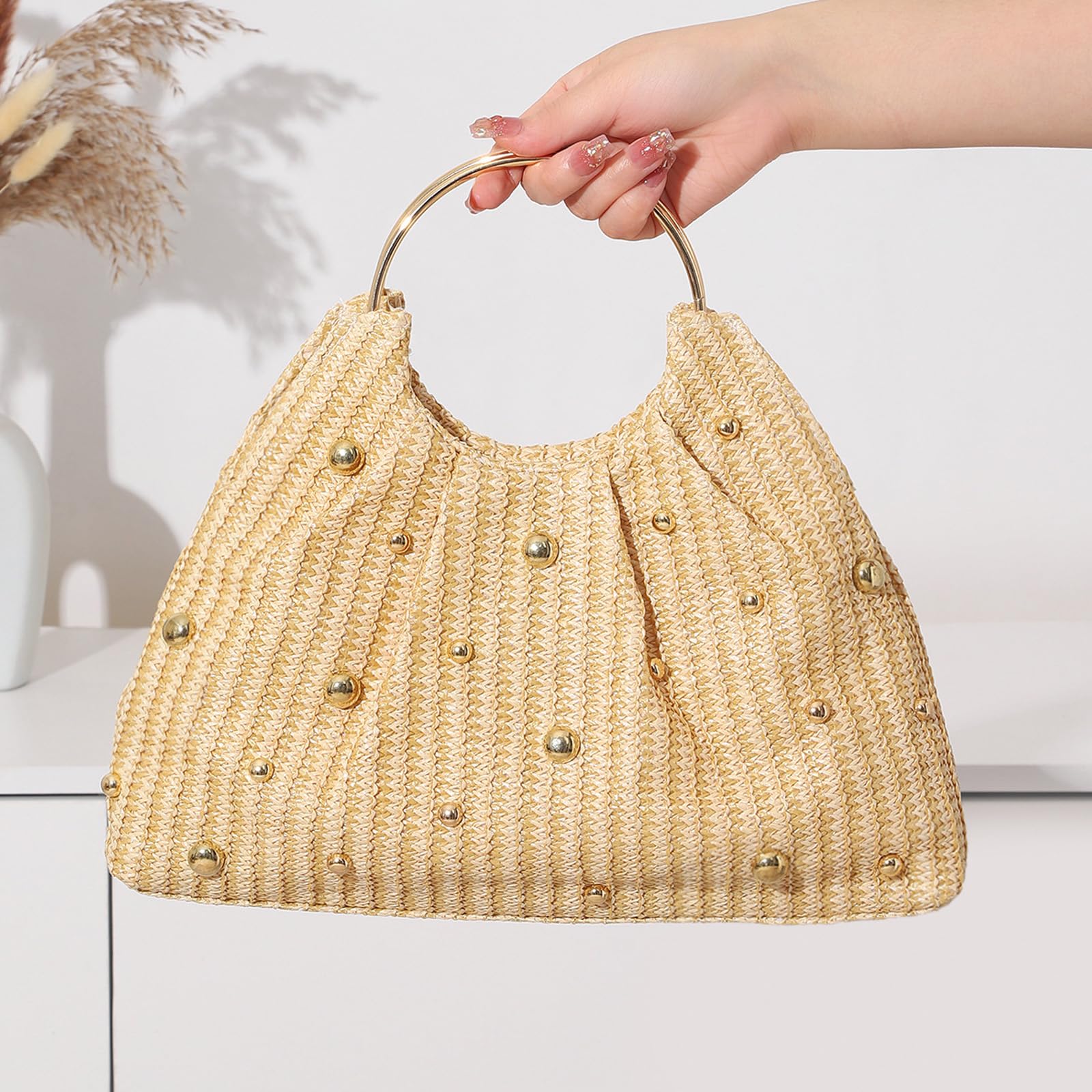 Auffällige Strohtasche mit Perlendetails und rundem Griff. Geräumige Innenhandtasche. Bequemer, täglicher Gebrauch. Leichter Damen-Strand mit Perlenverzierungen