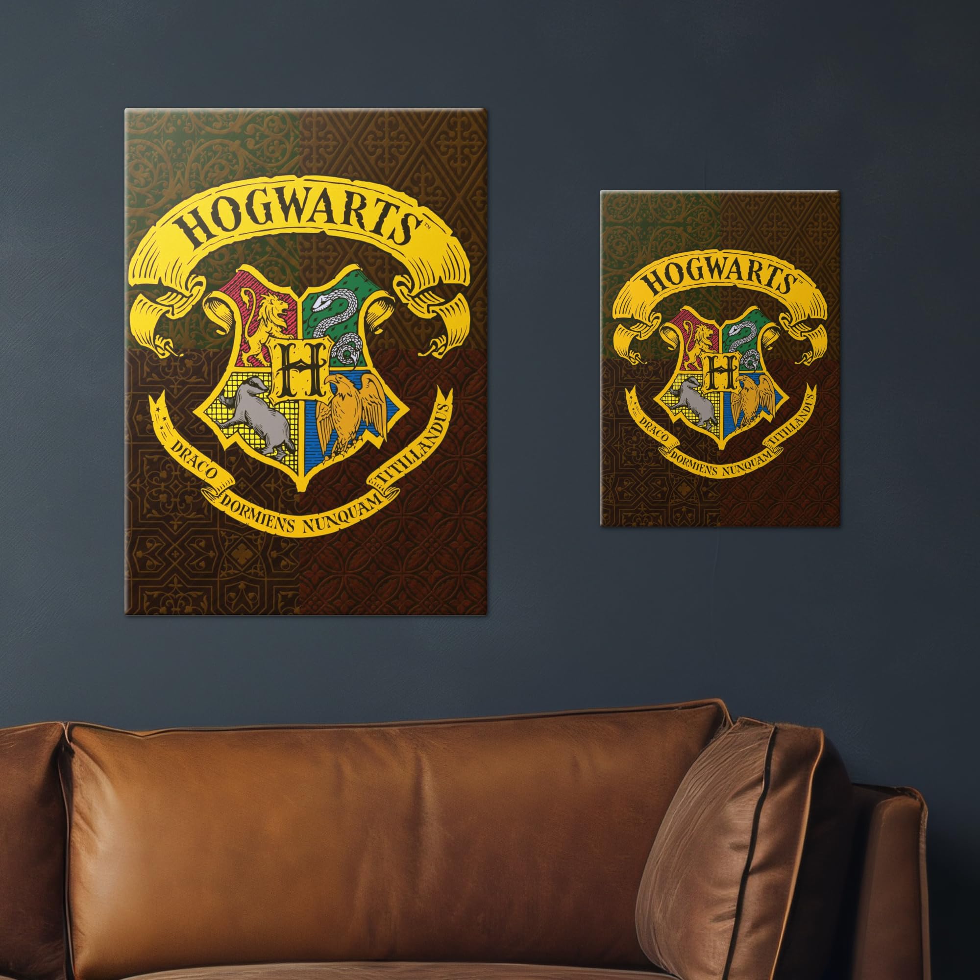 Displate Metallposter Wizarding World Hogwarts Classic Emblem Wanddeko Poster für Schlafzimmer Magnetische Befestigung 32 x 45 cm