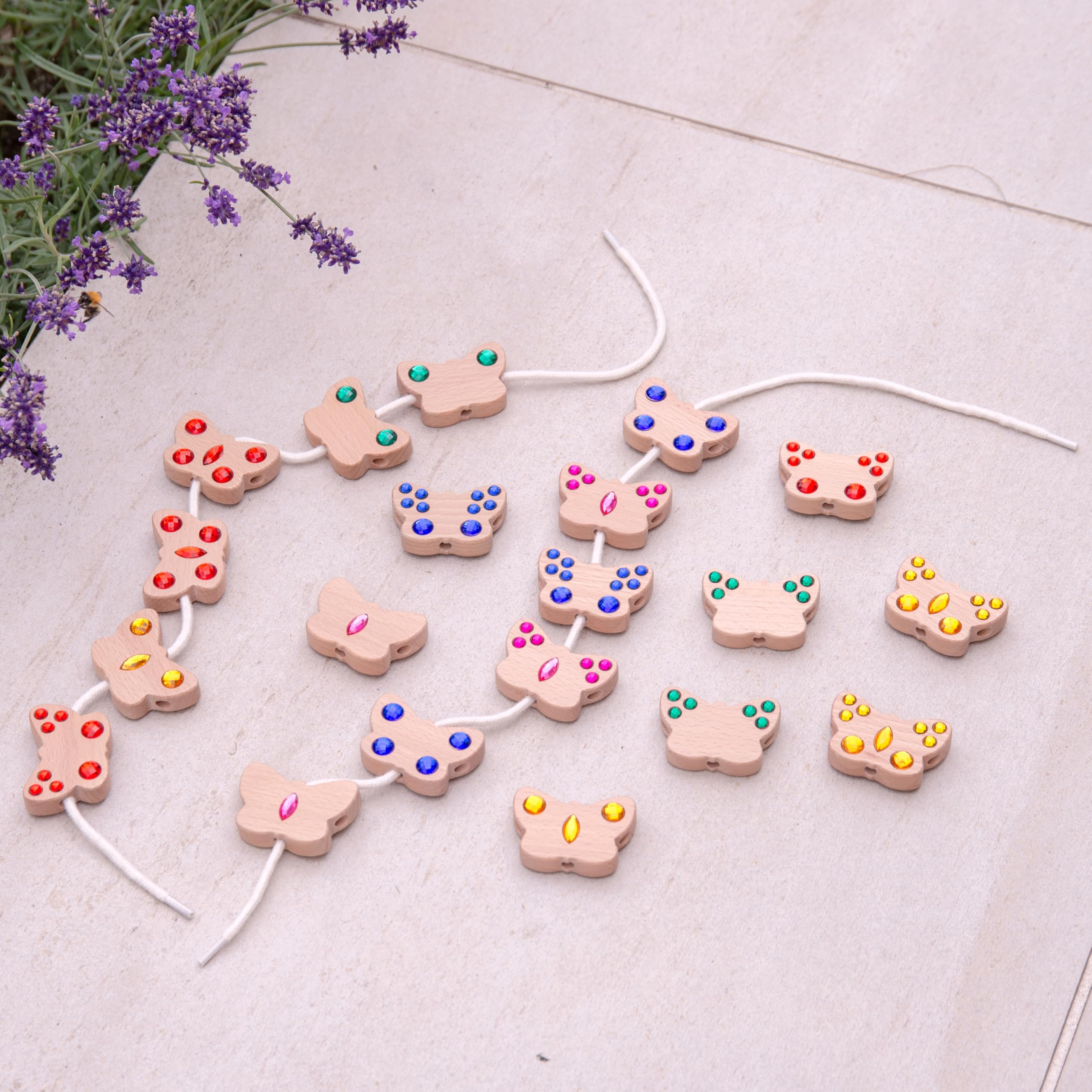 tickit Butterfly Lacing Jewels - FSC® - Carte da infilare in legno con numeri - Giocattolo fine per contare i motori con gioielli e lacci per la matematica precoce e il gioco creativo
