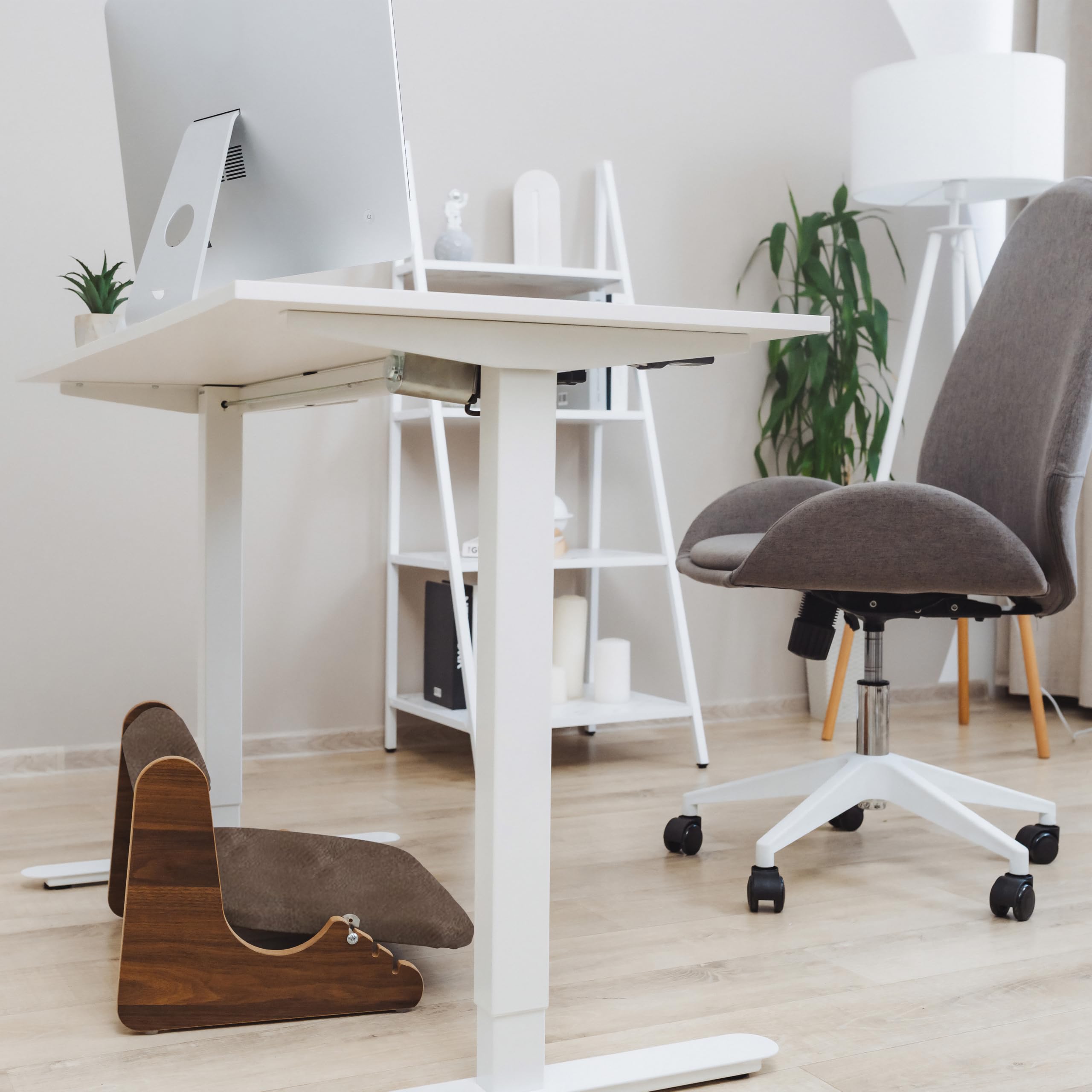Ergonomische Fußstütze aus Holz – 3 verstellbare Höhen (6/8/10 cm) – Knöchelstütze aus weichem Wildleder – Wippbasis – rutschfest – Komfort für Telearbeit & Büro