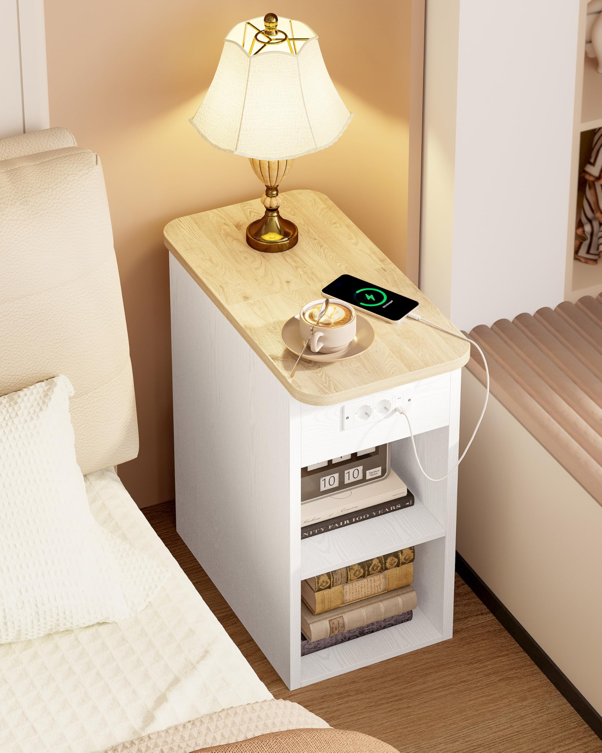 IRONCK Nachttisch schmal, Beistelltisch mit Steckdose 2 AC, 2 USB-Anschlüsse, Holz Sofatisch, Couchtisch mit Flip geheimfach, 2 offene Fächer, Nachtschrank für Wohnzimmer, Schlafzimmer,Weiß