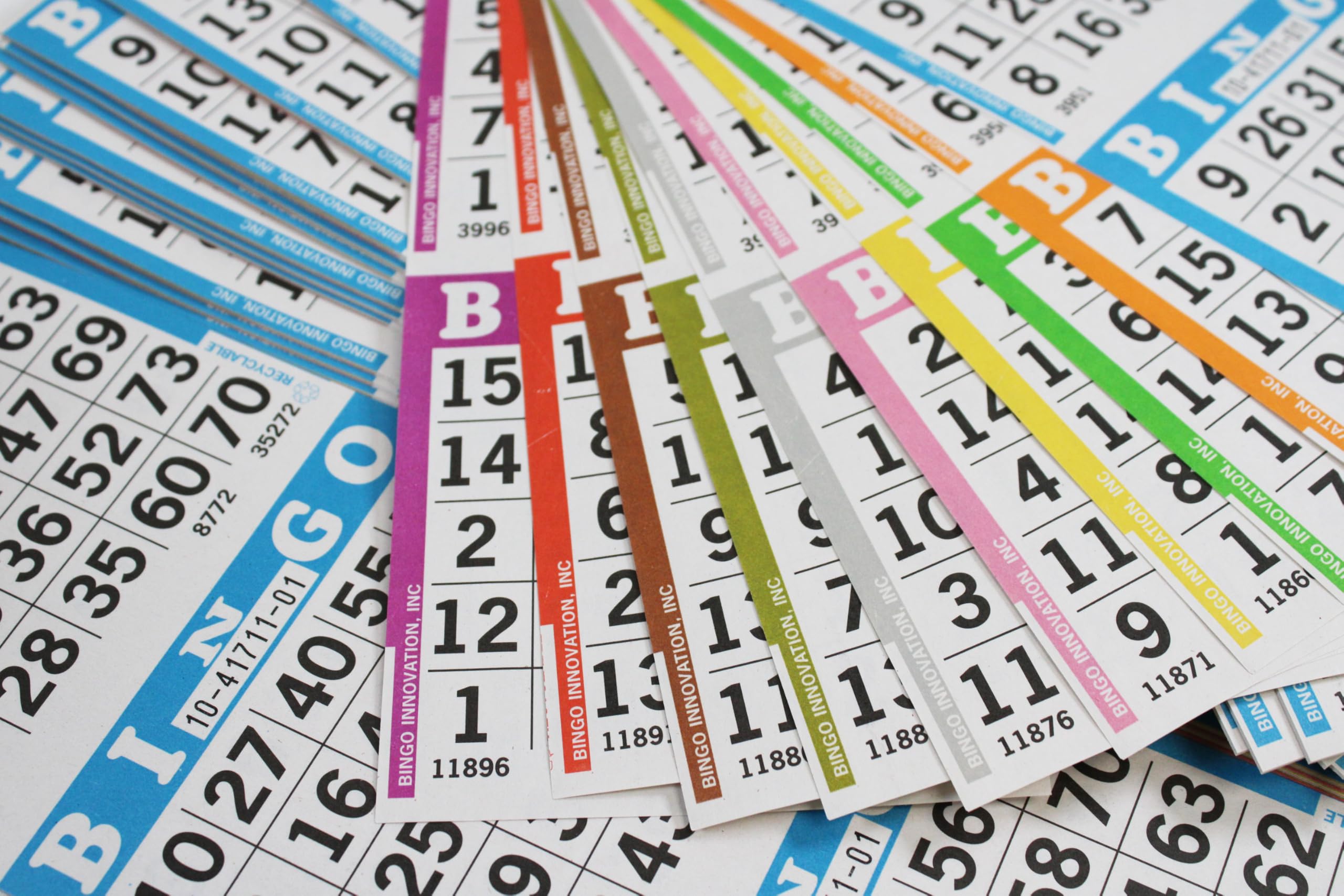 Lot de 100 livres de bingo en papier - 3 visages avec 10 pages par livre - Usage unique avec tampons de bingo - Recyclables
