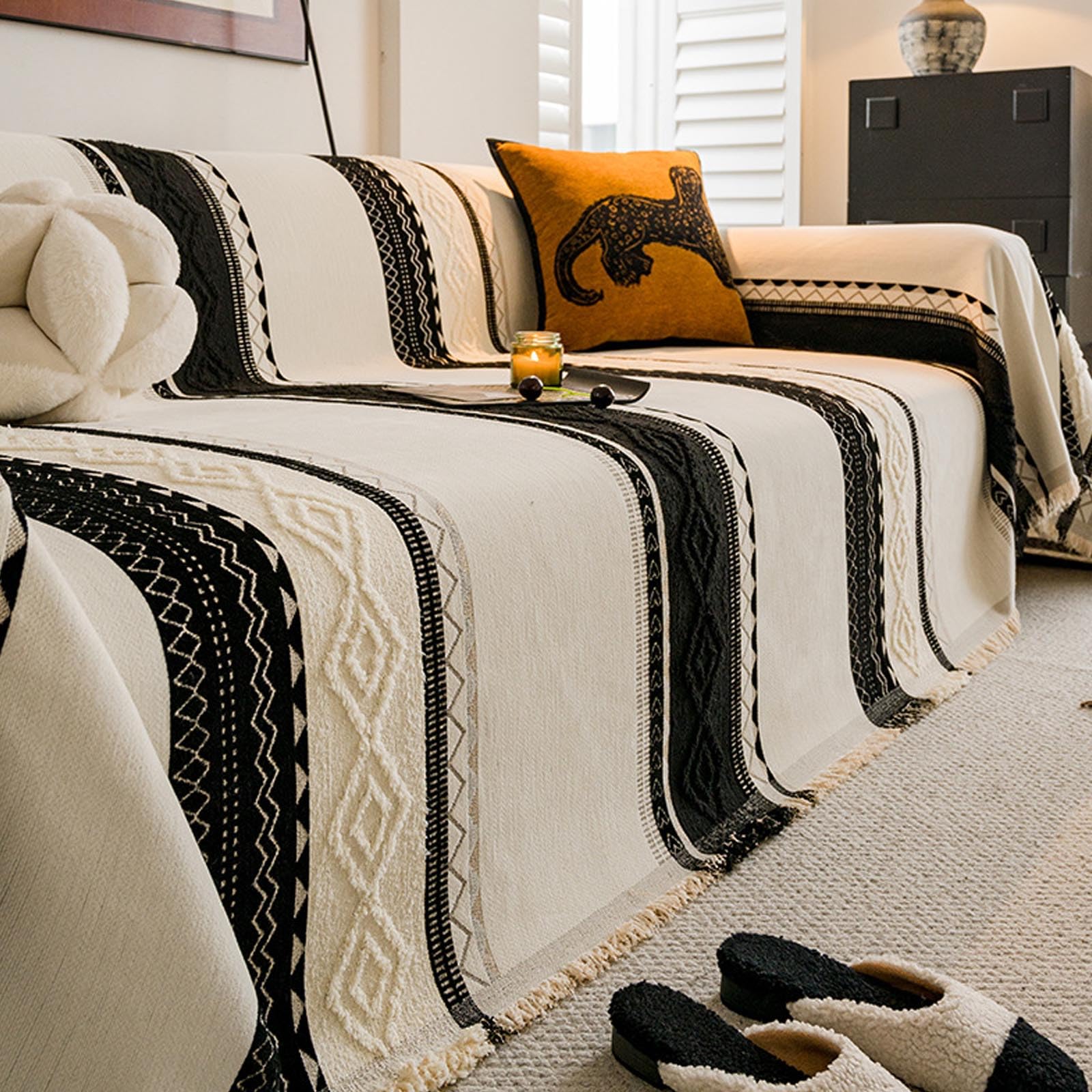 Housse de canapé noire en laine chenille pour salon chaleureux avec animaux