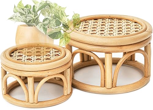 Juego de 2 pequeños soportes redondos de mimbre de ratán bohemio para interiores, pedestal circular de madera natural rústica para decoración y