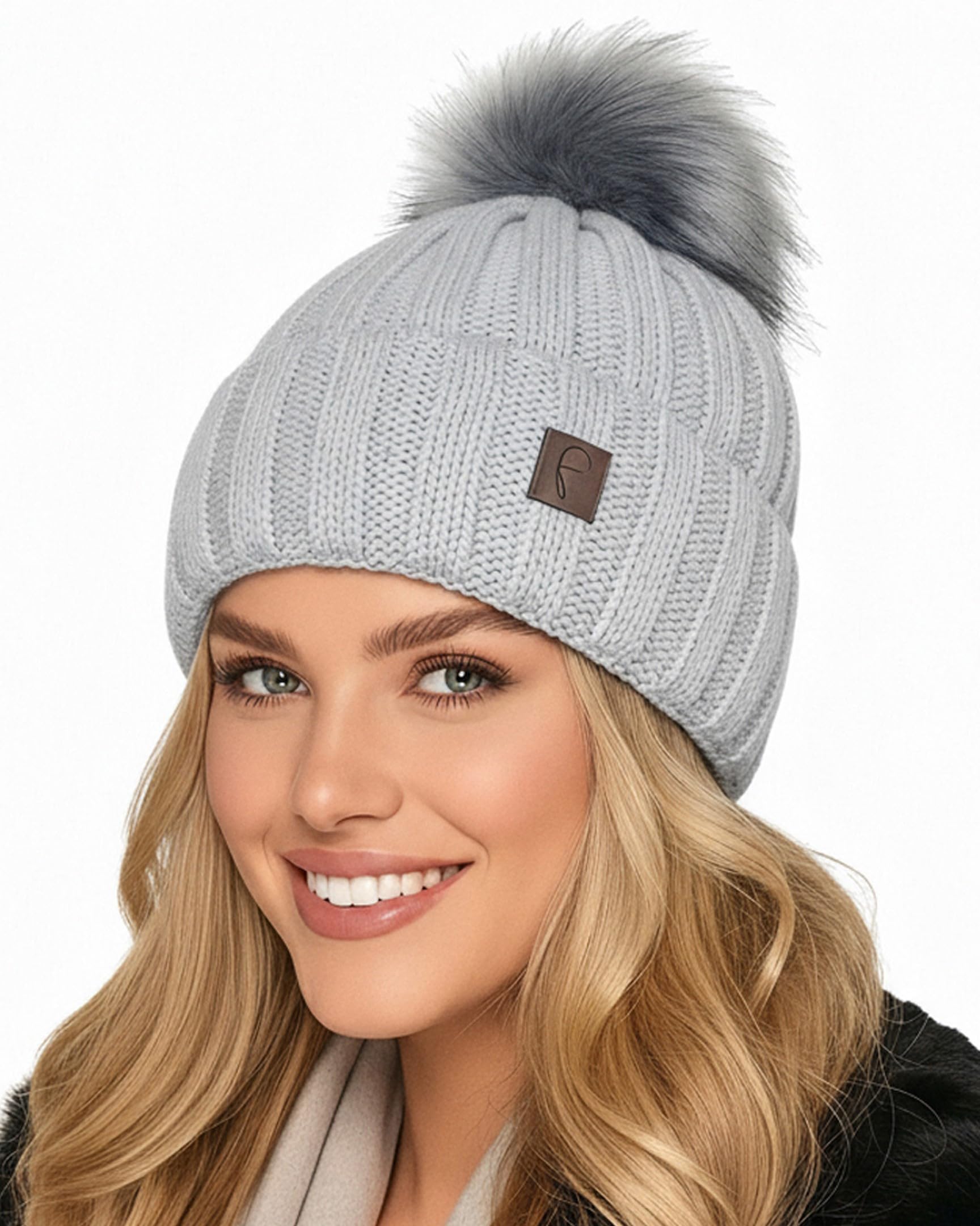 Baesics Strickmütze mit Bommel für Damen & Herren – warme Unisex Wintermütze mit Fleecefutter & Kunstfell Pompon One Size – Beanie Stil