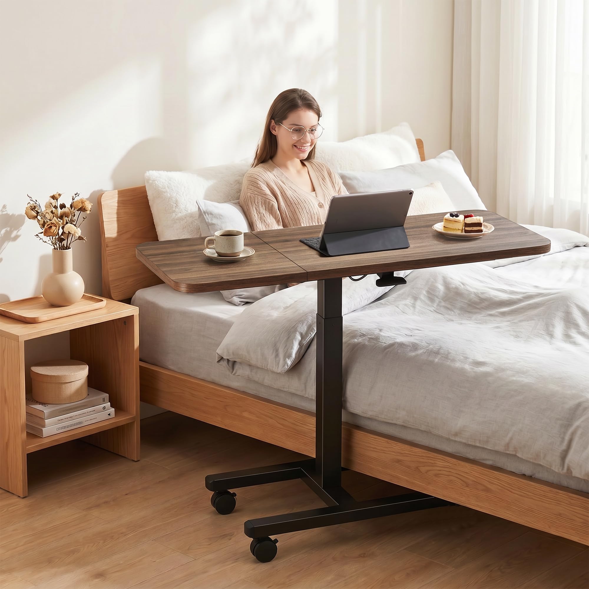 Table Lit Réglable Hauteur, Grande Surface 100cm, avec roulettes Freins, Vérin Pneumatique, Table d'Ordinateur, Bureau Forme C Robuste, Table Canapé Mobile pour Salon, Office,Couleur Noyer