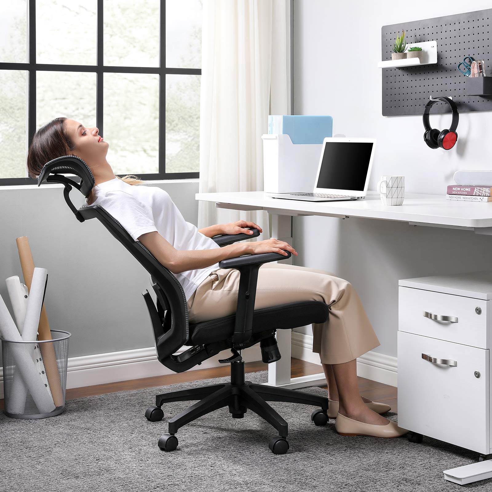 SONGMICS Silla de Oficina de Malla, Silla de Escritorio, Giratorio de 360°, Soporte Lumbar Ajustable, Apoyacabezas y Apoyabrazos, Inclinación del Respaldo hasta 120°, Gris OBN55BG