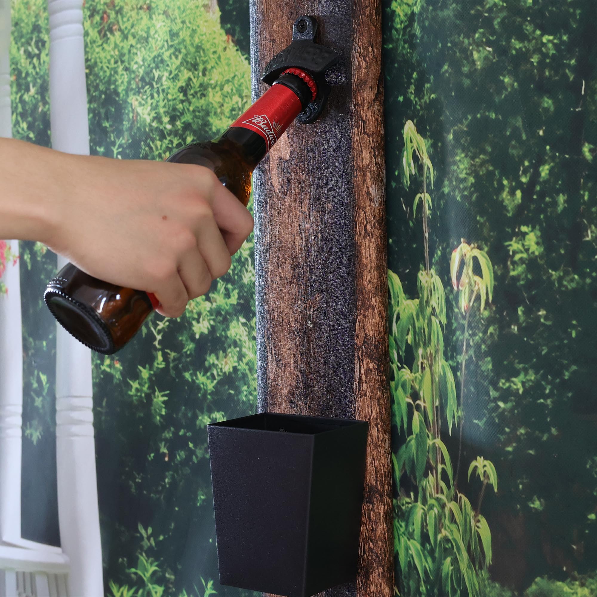 Abridor de botellas de cerveza de hierro fundido negro montado en la pared con recogedor de tapas estrecho (paquete de 2)