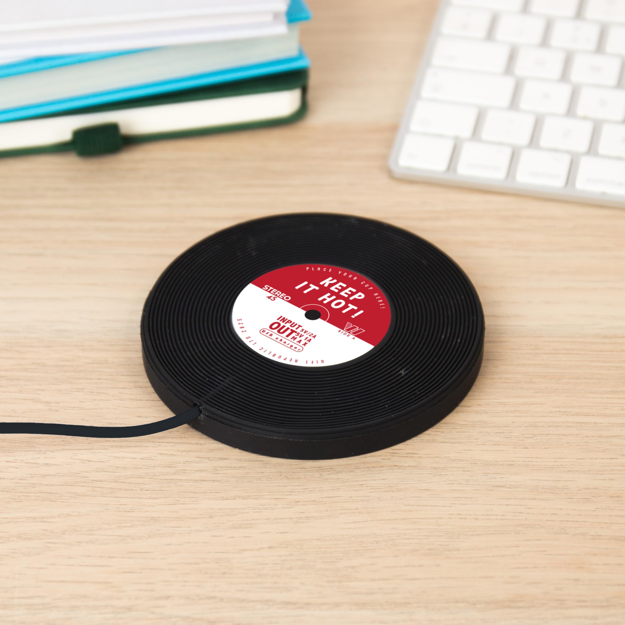 Gift Republic Chauffe-Tasse USB – Design rétro en Vinyle – Garde Le café et Le thé au Chaud à Votre Bureau – Chauffe-Boisson Chaude alimenté par USB – Cadeau Amusant pour Les Amateurs de Musique et