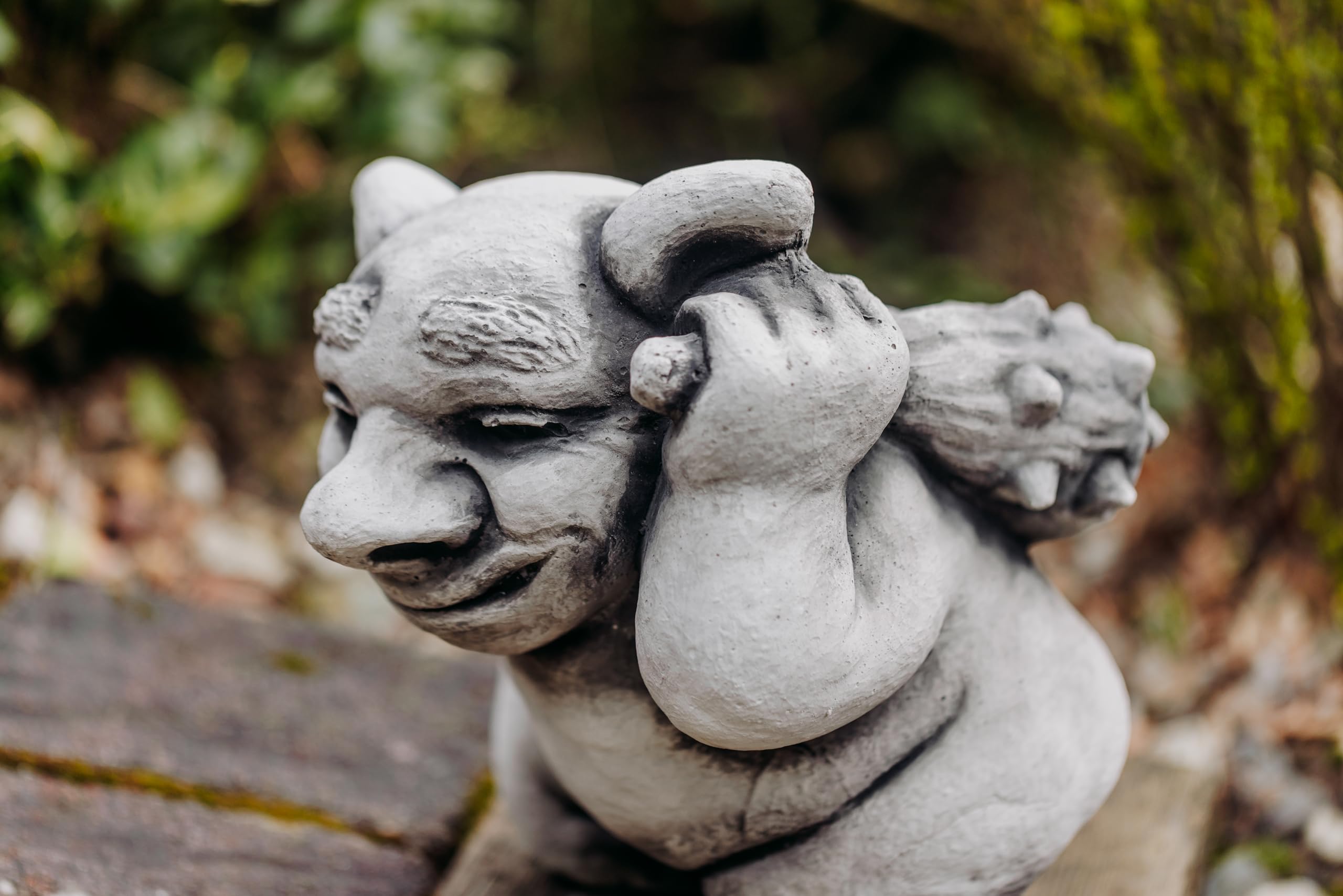 gartendekoparadies.de Massive Steinfigur lustiger XXL Troll Modell Neandertaler, Höhe 30 cm, Grau, 15 kg, Figur aus Steinguss frostsicher für den Außenbereich