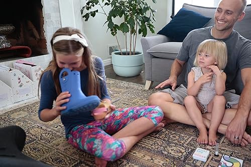 Vista 4 de What are the odds? Edición familiar, el mejor juego de cartas para familia, amigos, y grandes fiestas. Para edades desde 7 años. Diversión