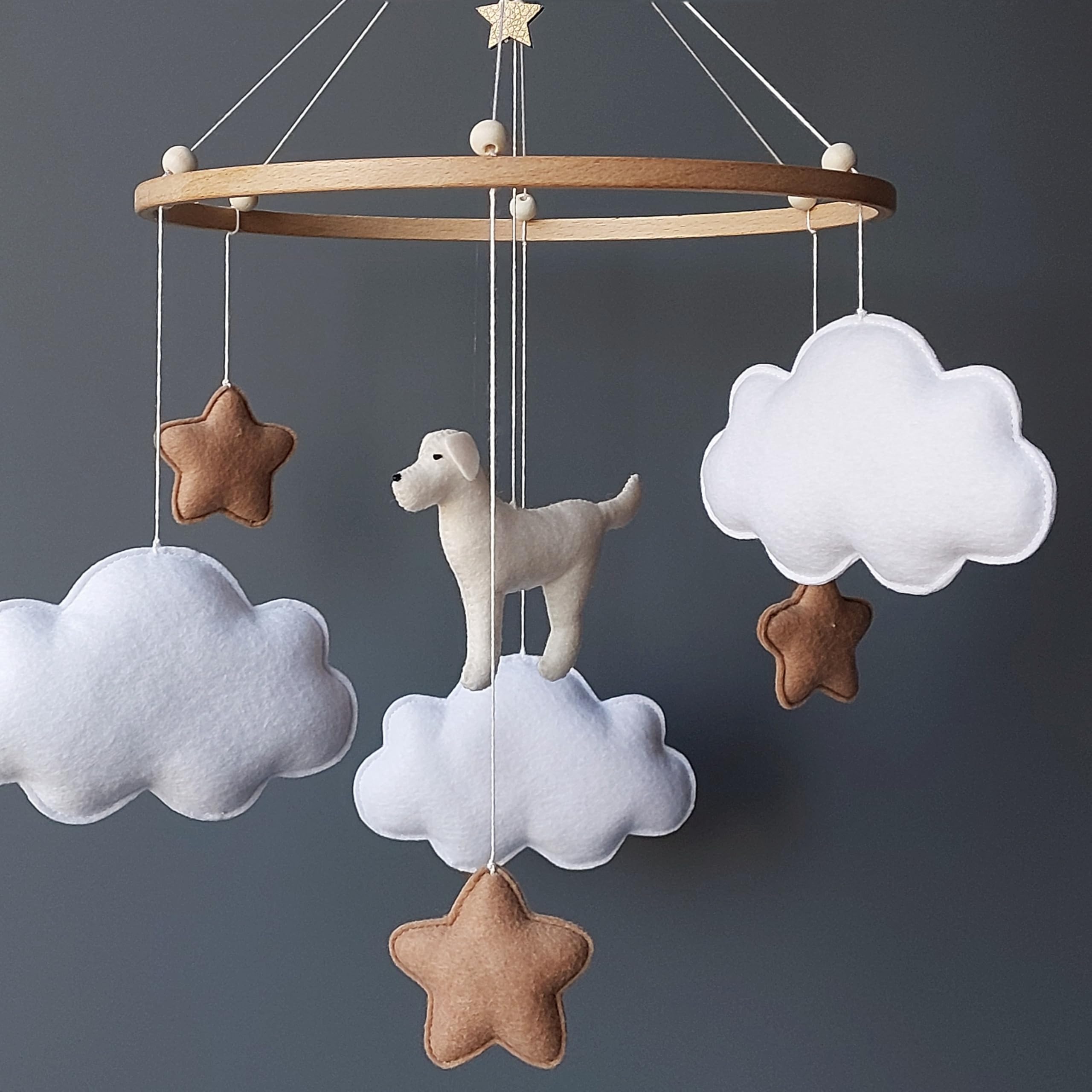 Baby-Mobile mit Hund – Wolken & Sterne Baby Mobile für das Kinderzimmer | Filz Mobile für Jungen & Mädchen | Geschenk für Hundemama | Neutrale Babyzimmer-Deko