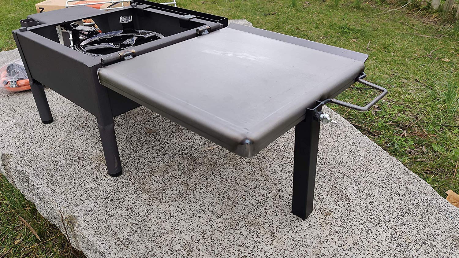Barbacoa de Gas Portátil con Plancha Plegable de Acero Pulido | Asador de Sobremesa con Patas ideal para el Jardín de Casa | Incluye Paellero Vitrificado de 20cm + Regulador + Manguera 31x32x24cm