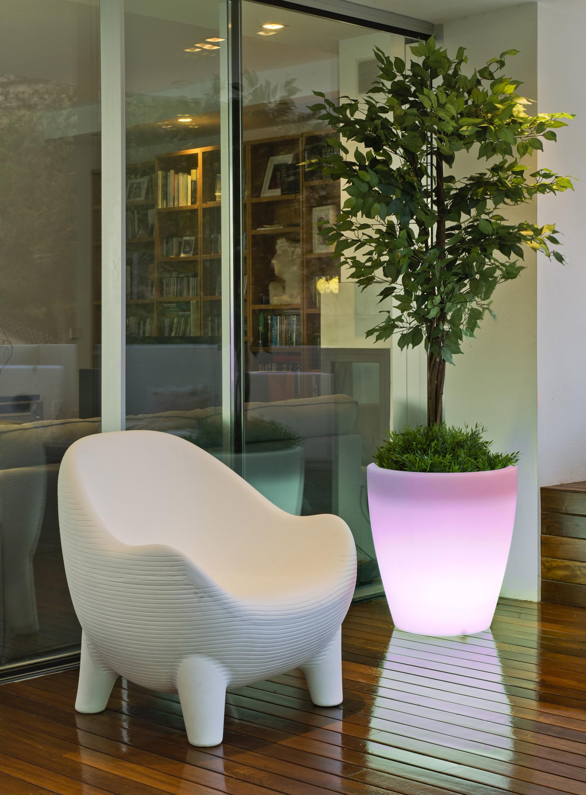 newgarden Pot de fleurs rond de Ø55 x 60 cm avec lumière en polyéthylène très résistant pour fleurs et plantes. Pot de 35 litres éclairé avec charge solaire et batterie rechargeable, lumière LED RVB