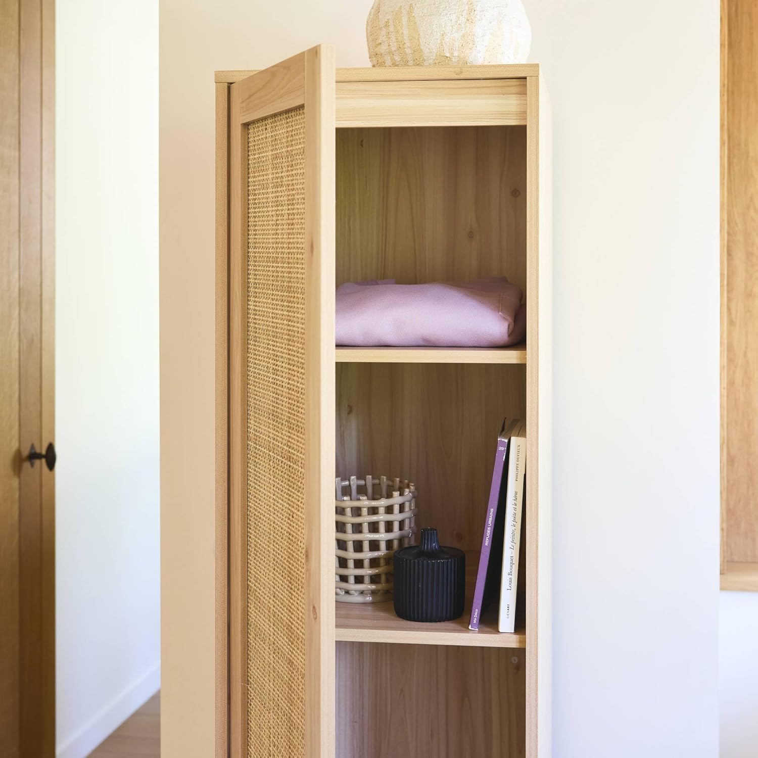 داخلی view of the sweeek wardrobe with door open, revealing five storage shelves