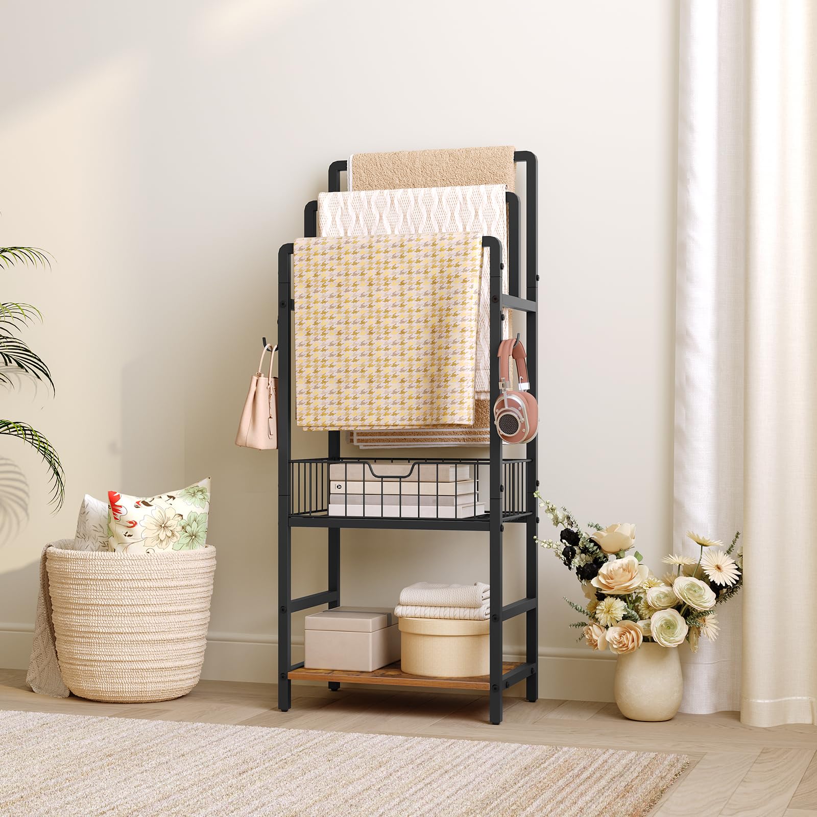 HOOBRO Porte-Serviettes sur Pied avec 3 Barres Métalliques, Panier de Rangement et Étagère, Porte-Couverture avec 1 Crochet, pour Salle de Bain, Buanderie, Marron Rustique et Noir EBF13LB01