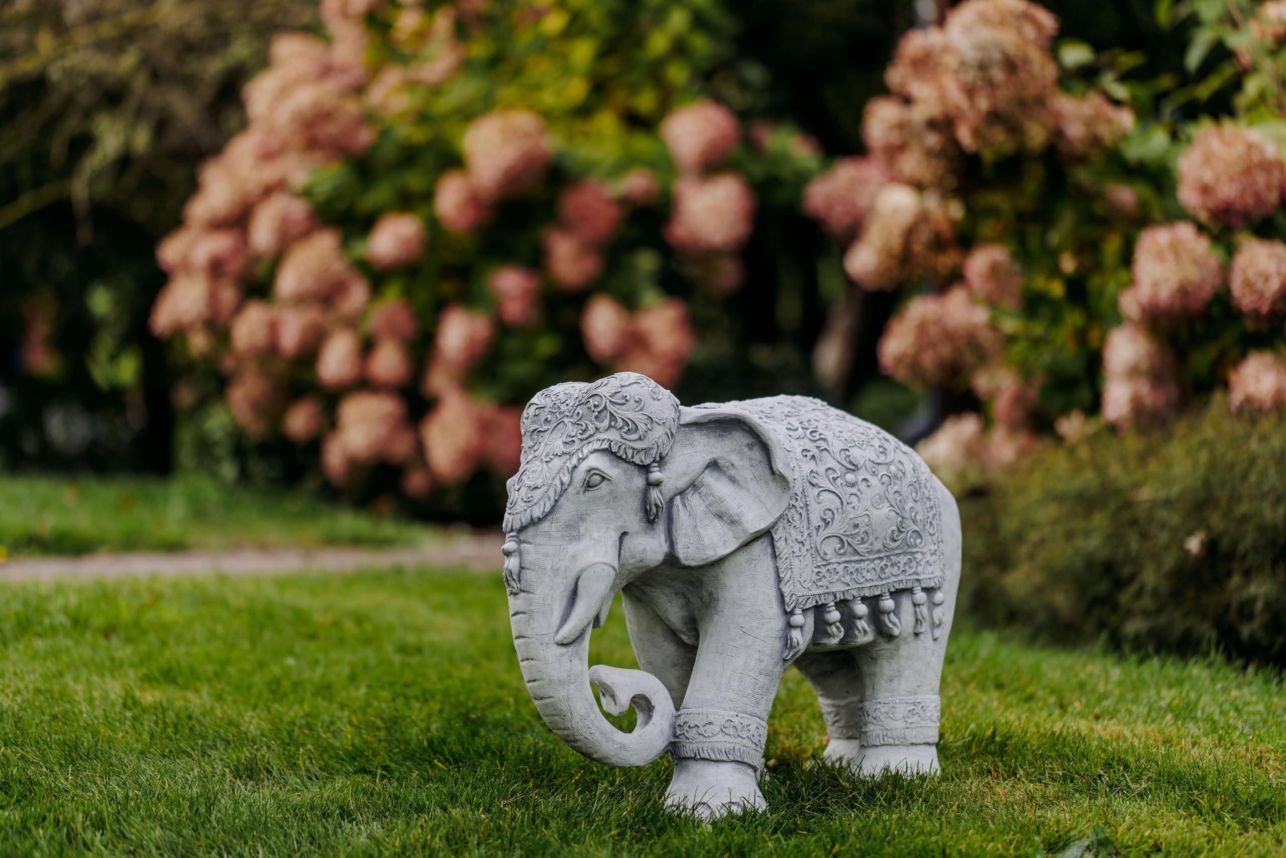 gartendekoparadies.de Statuetka dużego słonia indyjskiego z biżuterią, wysokość 47 cm, długość 63 cm, szerokość 28 cm, 61 kg, szara, z odlewu kamiennego, figurka odporna na mróz