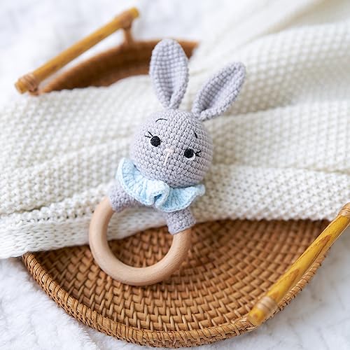 Baby Boo - Sonajero de conejo de madera hecho a mano con acabado de ganchillo natural, juguete de sonajero de conejito recién nacido, mordedor de