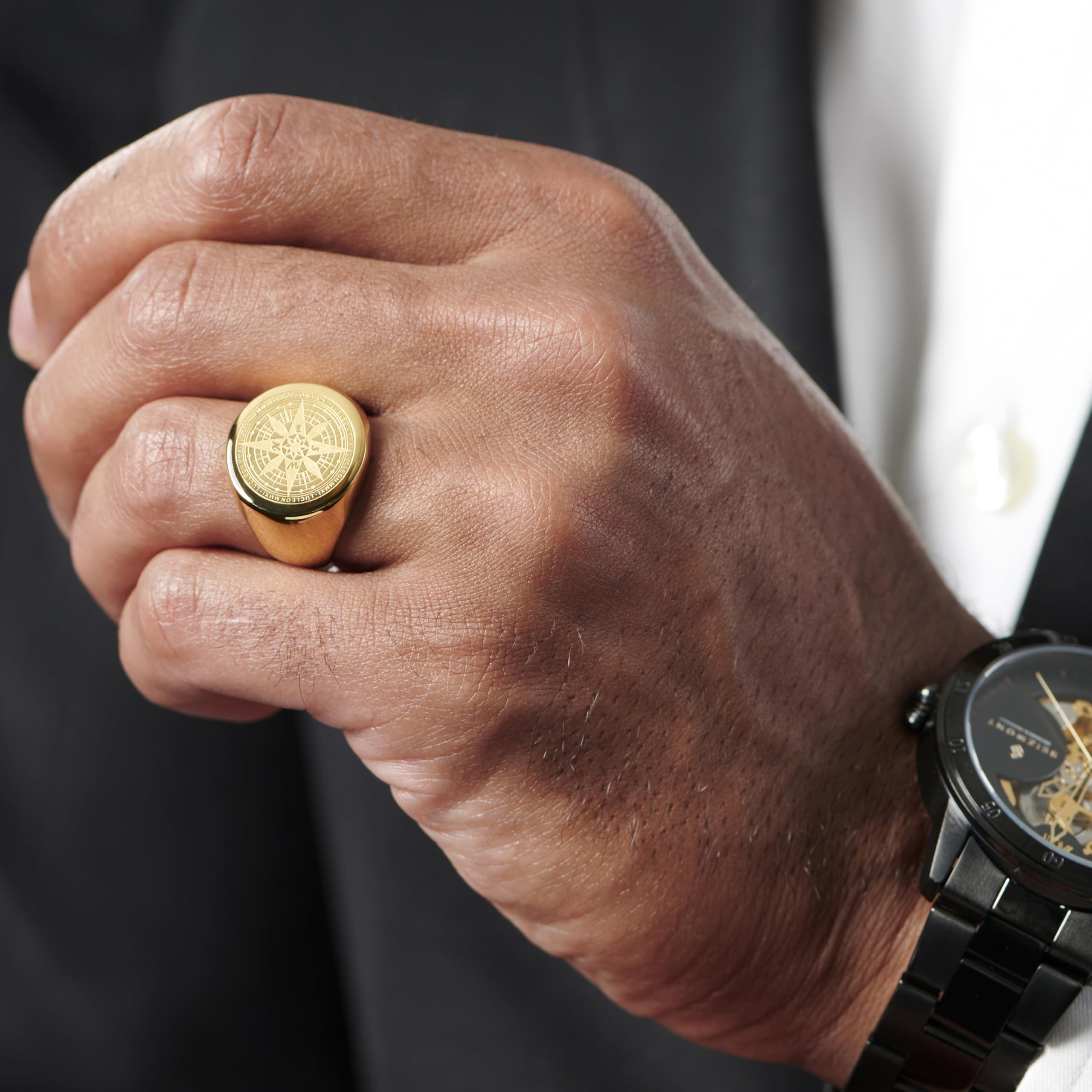 Lucleon by Trendhim Ring Herren | Kompass-Siegelring aus chirurgischem Edelstahl mit graviertem Signet | Dänisches Design | Stilvoller Männerschmuck für Alltag & Anlass