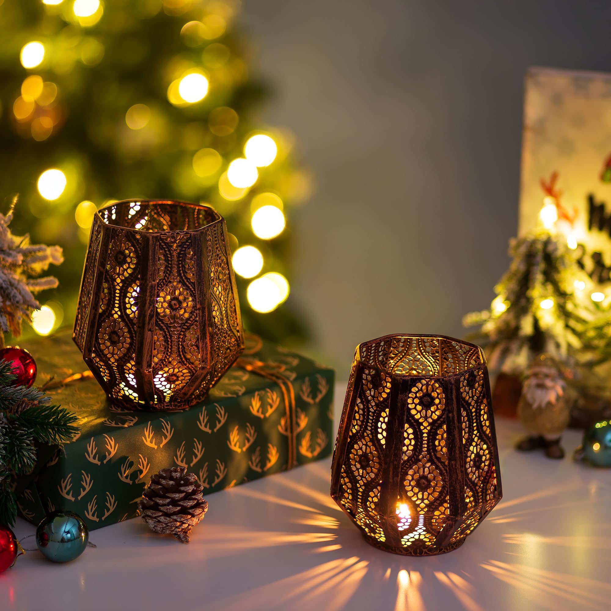 Romadedi Lanterne marocchine dorate, set di 2 lanterne decorative in metallo per candele a colonna, Natale, Ramadan, Halloween, giardino all'aperto