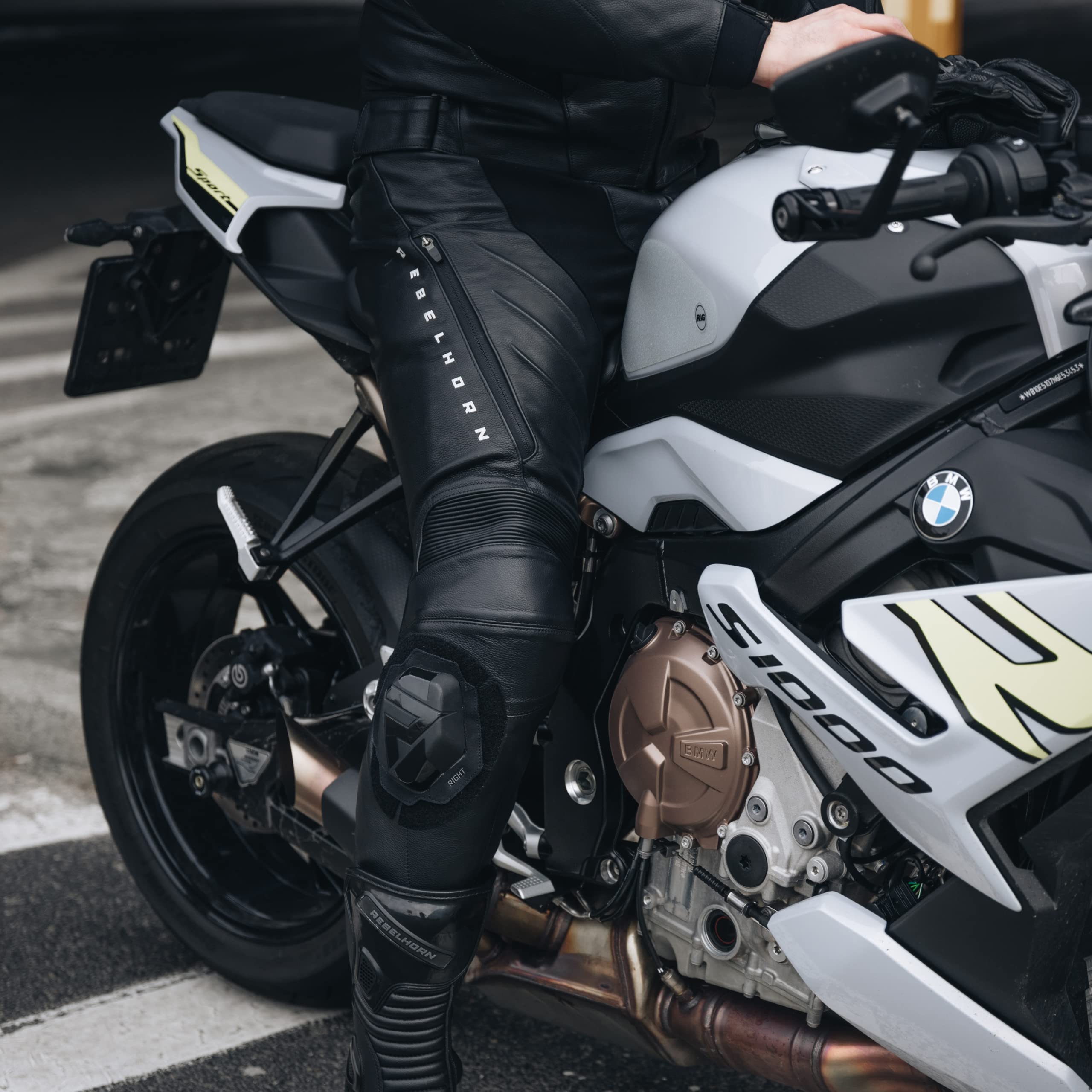 REBELHORN Veloce Pantaloni da Moto Uomo | Pelle | Protezioni Ginocchia e Fianchi Livello 2 | Cursori per Ginocchia | 2 Canali di Ventilazione con Cerniera | Taglie Fino alla 62