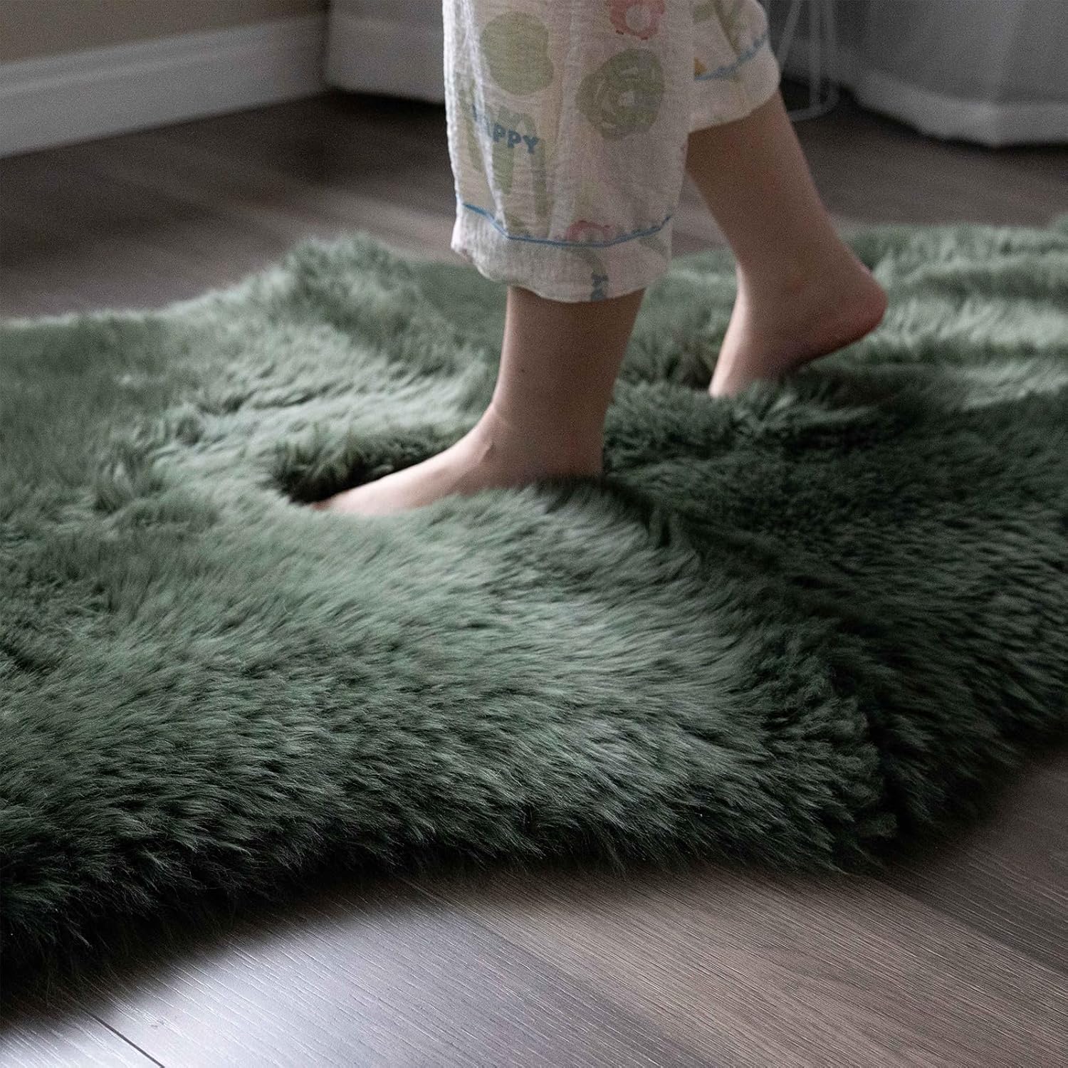 Genuine Sheepskin Rug New Zealand Fluffy Lambskin Rug, Natural Luxury Sheepskin Throw for Bedroom Living Room Children's Room - Premium Area Rug Chair Cover (2×6 Feet, Forest Green)