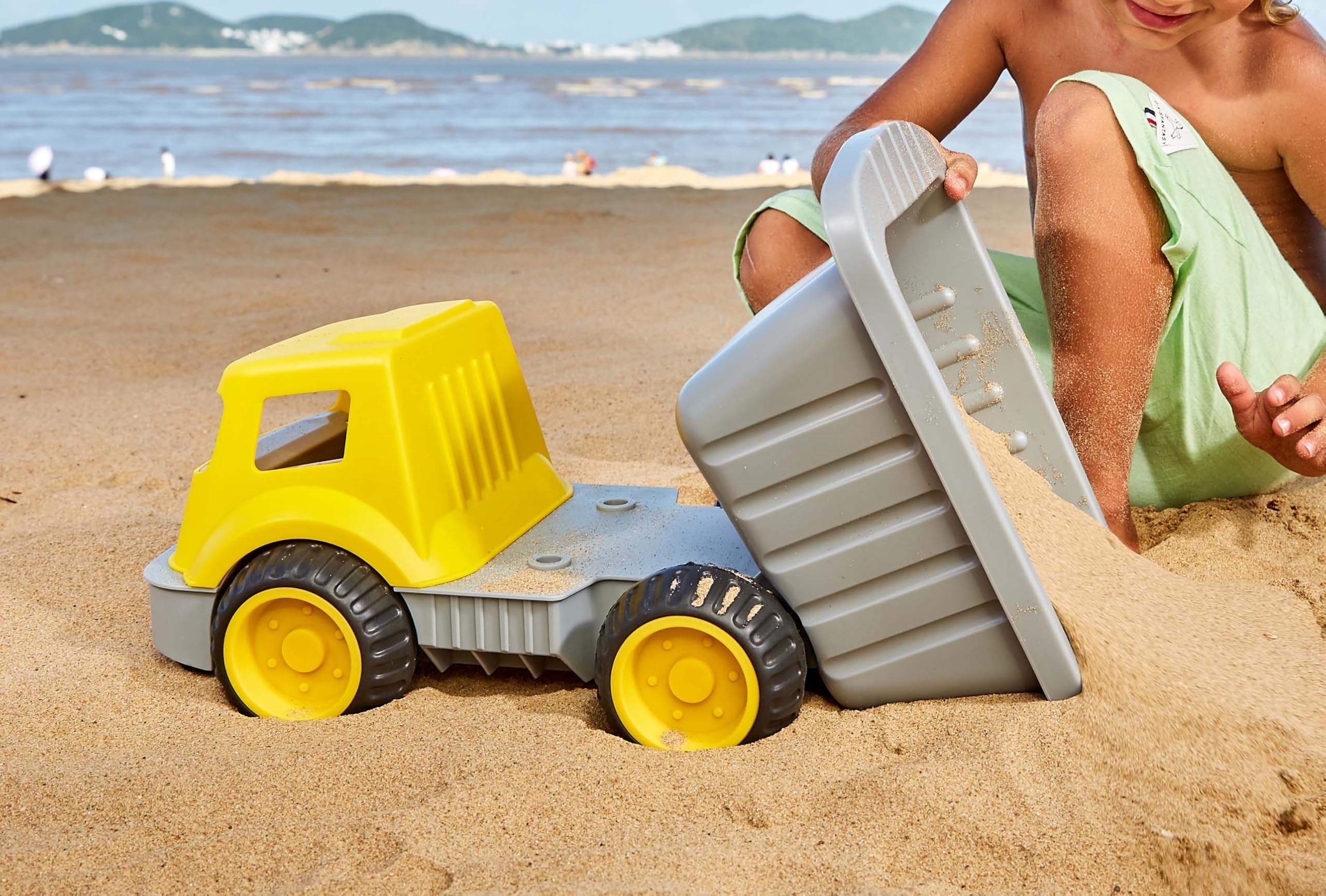 Hape - Autoribaltabile Carica e Trasporta per giocare in spiaggia e a casa | Camioncino giallo per bambini dai 18 mesi