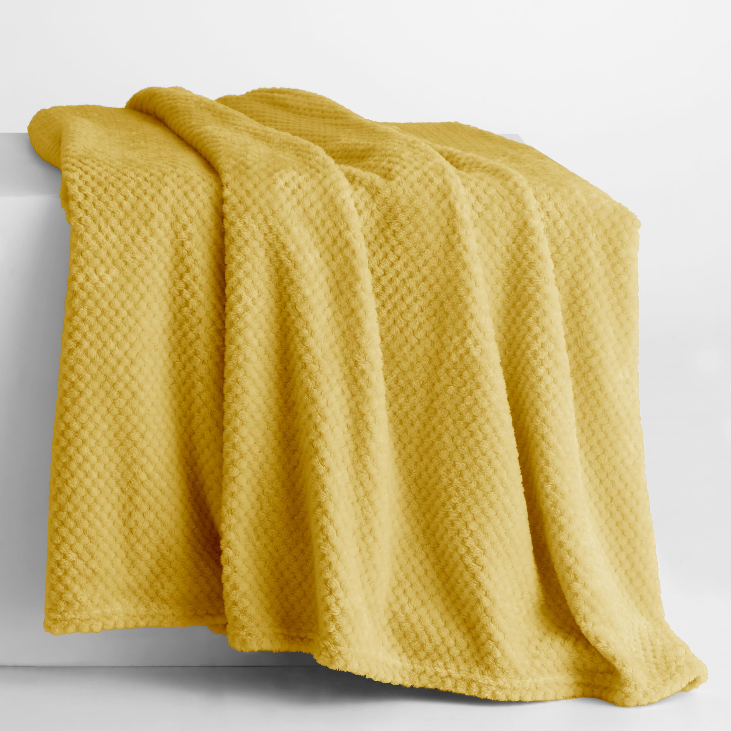 DecoKing Couverture Polaire 150 x 200 cm Plaid Doux en Microfibre pour Lits Canapés Chaises et Divans Style Scandinave Chaude Légère et pour Toutes Les Saisons Jaune Henry