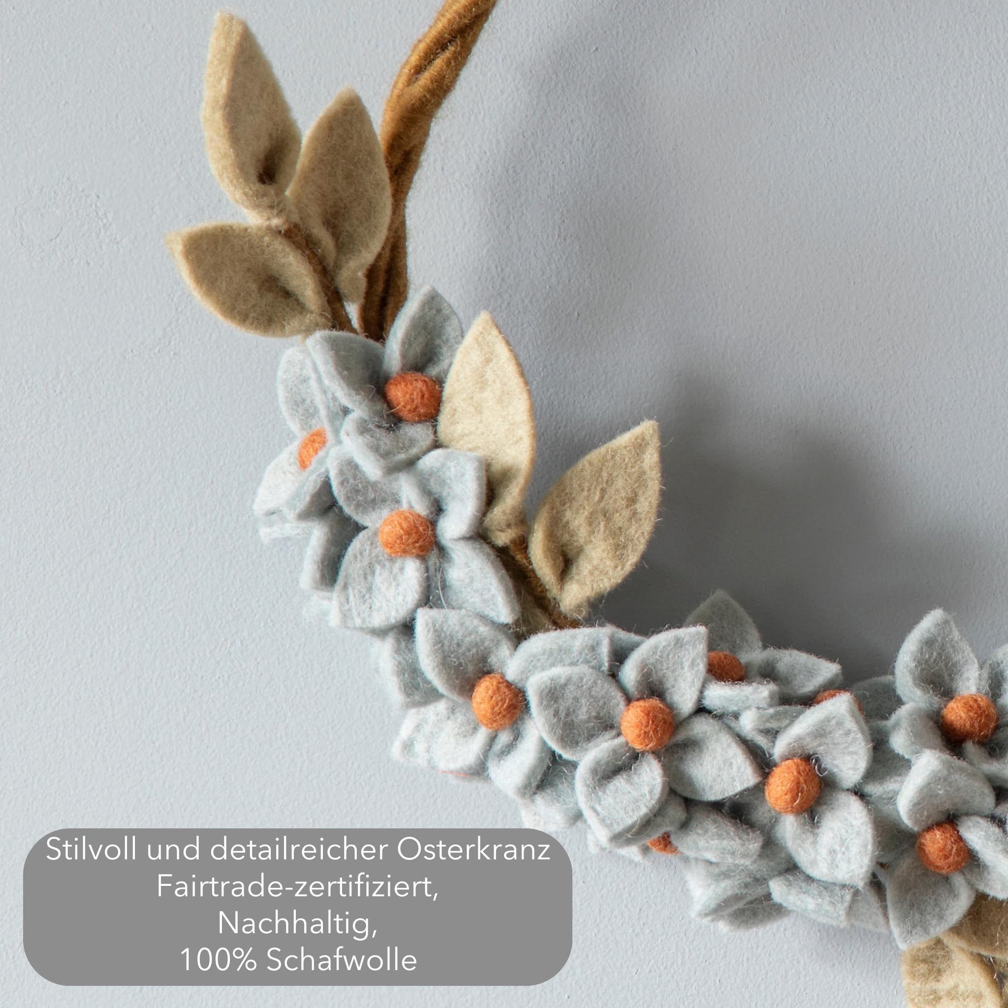 Én Gry & Sif Osterkranz mit blauen Blüten aus Filz, Ostern, Frühling, Osterdeko, Kranz, Handmade, Fairtrade | Türkranz mit taubenblauen Blüten, Ø25 cm