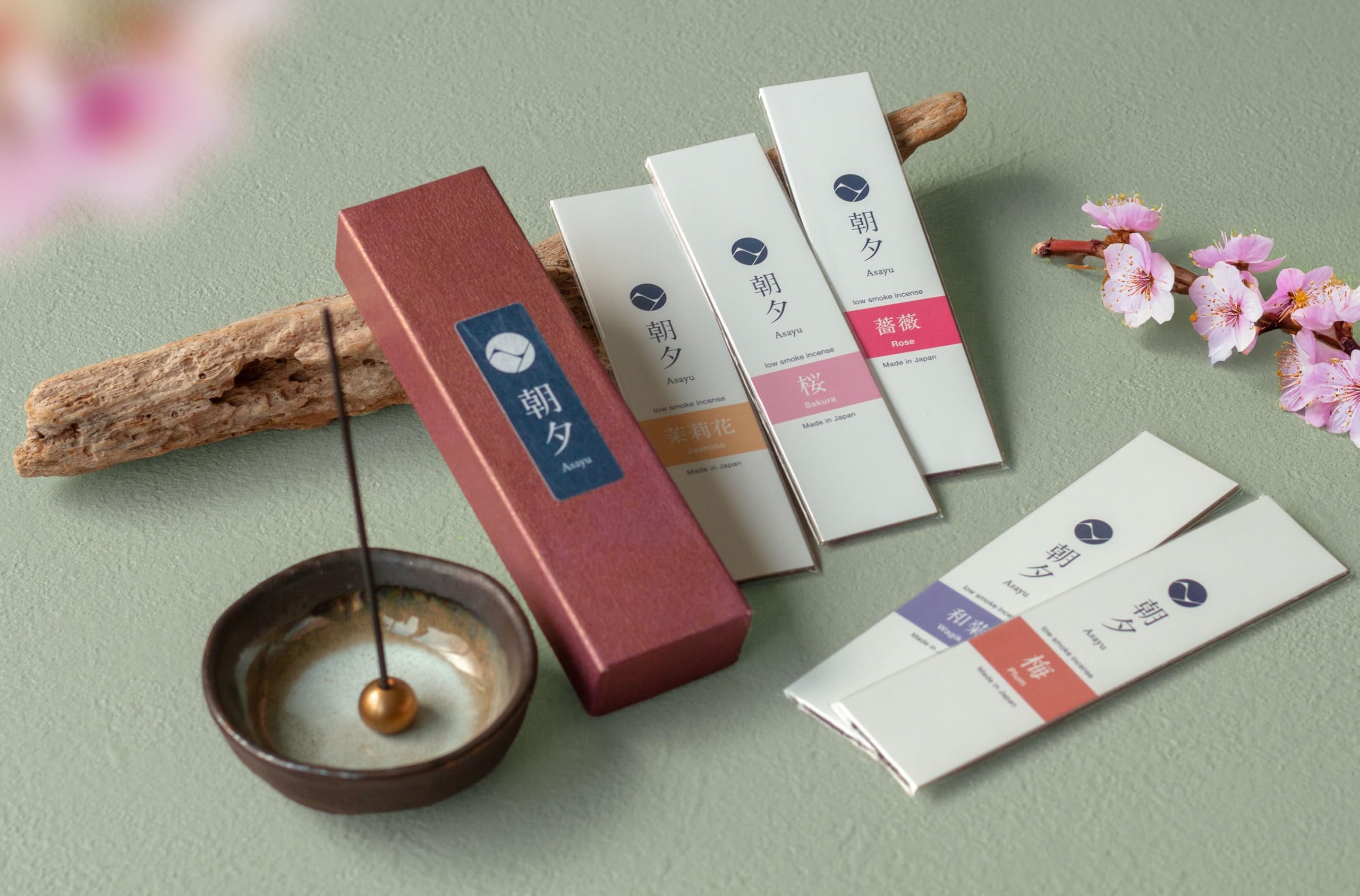 Asayu Japan Räucherstäbchen Geschenkset - 1 Räucherstäbchenhalter, 20g Räucherstäbchen, 5 Verschiedene Düfte, 100% Made in Japan - Für Yoga, Zen Meditation & Entspannung (Blumige Düfte)