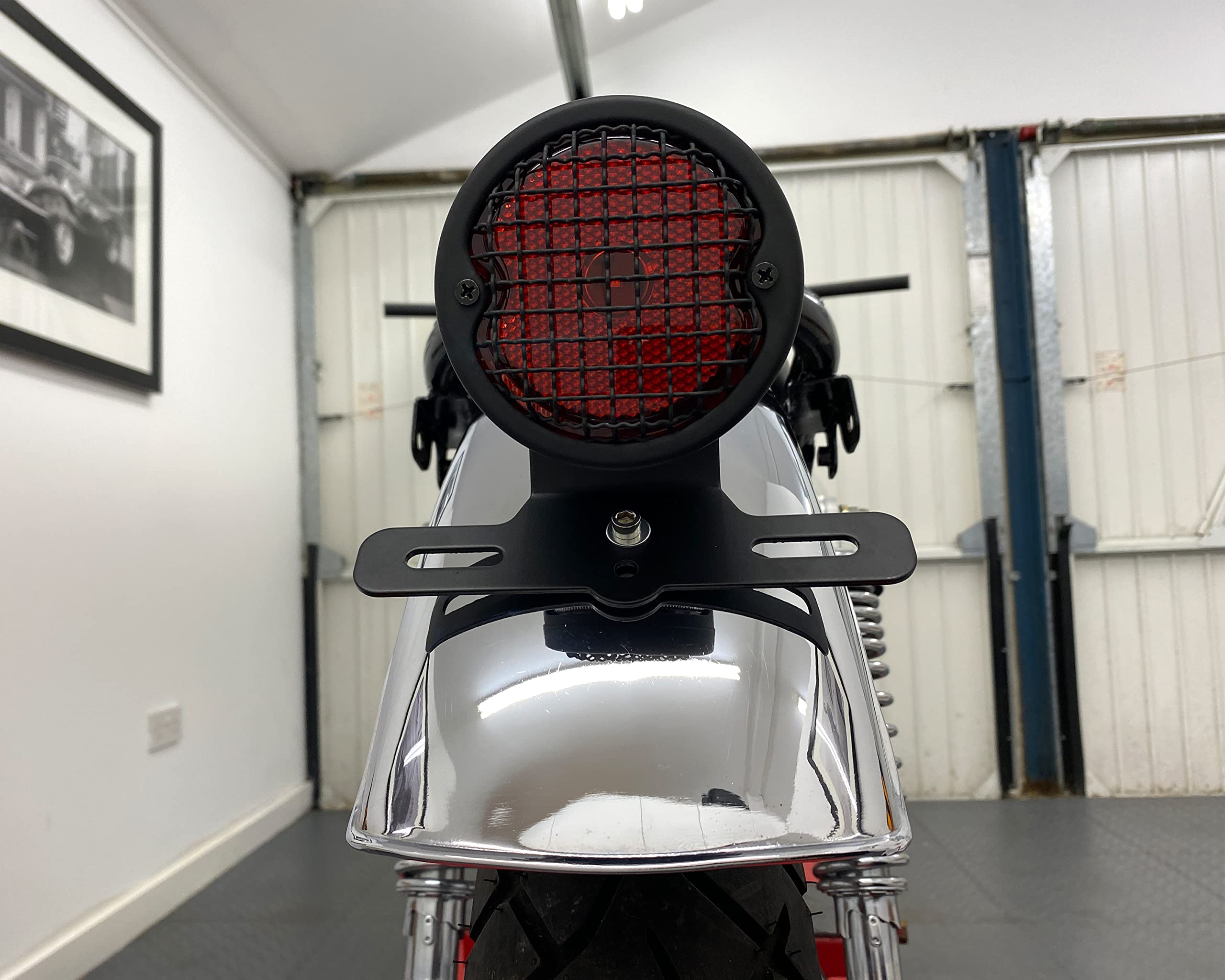 Alchemy Parts Feu stop arrière à LED vintage avec grille en maille rétro et support de plaque d'immatriculation | Idéal pour les cafés coureurs, choppers et vélos personnalisés | LED 12 V (noir)