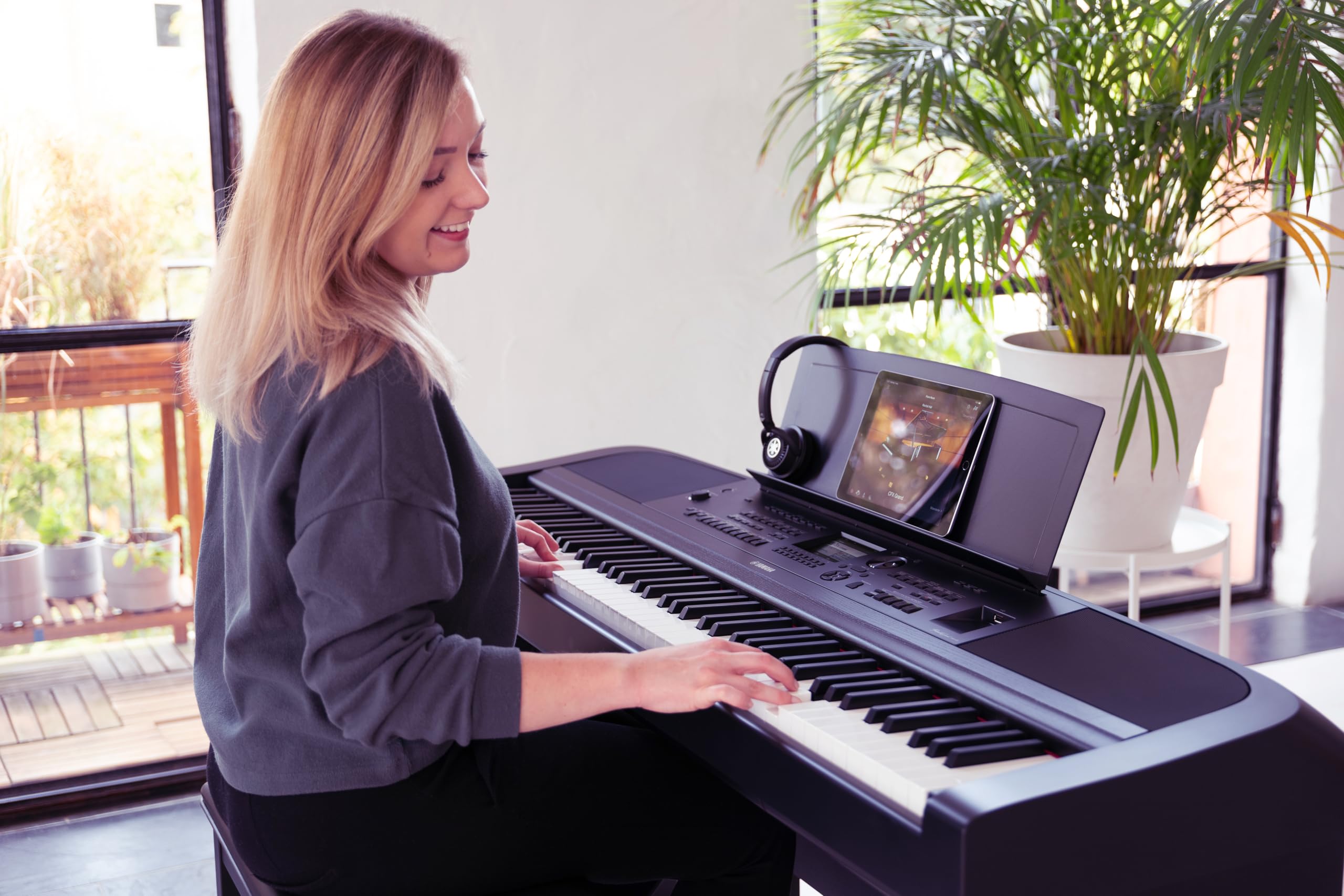 Yamaha DGX-670 - Portable Grand Digital Piano con 88 tasti pesati, Bluetooth Audio, Suono CFX, 630+ Voices, Funzionalità professionali - Nero