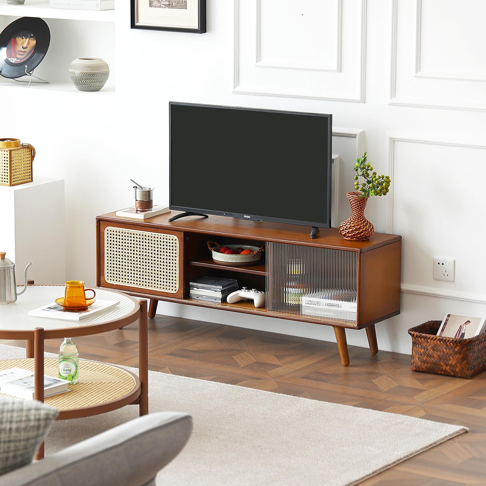 Soporte de TV de ratán para TV de 55 pulgadas, gabinete de TV de bambú con estante ajustable y almacenamiento, centro de entretenimiento bohemio, consola multimedia moderna de mediados de siglo 2