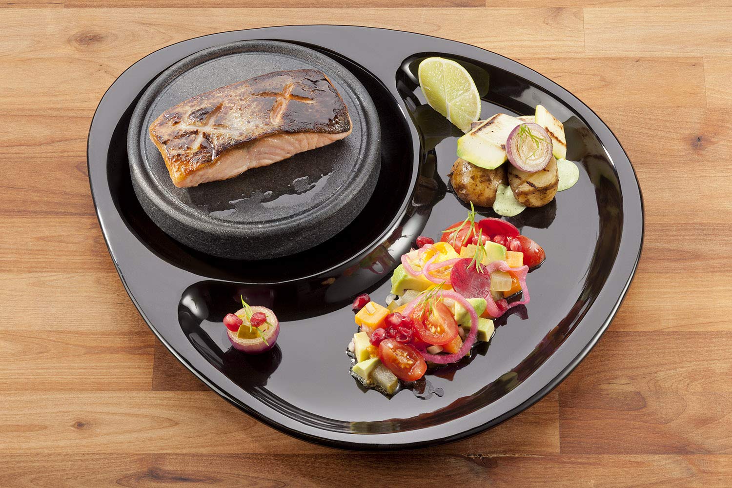 Paistone | Grill- und Servierkombination, das Set besteht aus Keramikteller, Korkunterlage und Steinplatte aus finnischem Speckstein