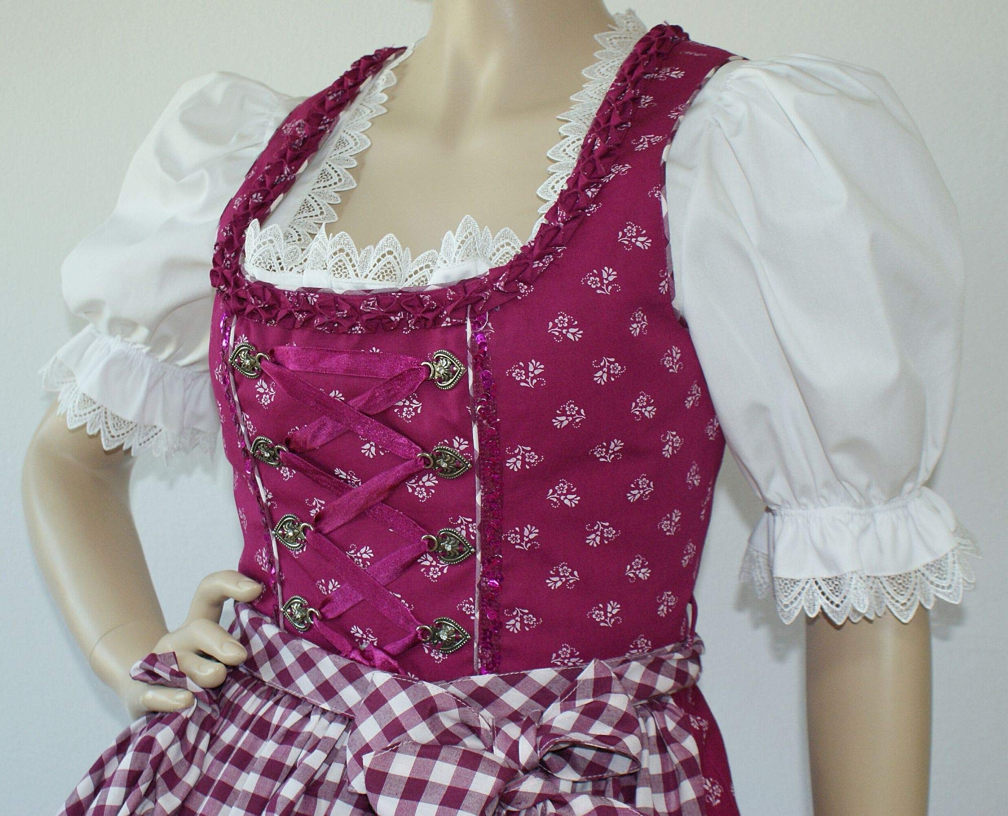 Hammerschmid Dirndl Kleid Trachtenkleid Balkonett Dirndlkleid Baumwolle Spitzen Brust-Schnürung Baumwolldirndl pink Fuchsia waschbar Streublumen mit Karo-Schürze pflegeleicht