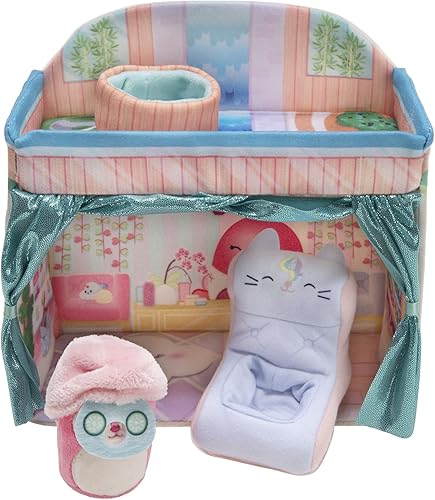 Miniatura 4 de Squishville by Original Squishmallows Deluxe Day Spa Playscene – Incluye duquesa el ciervo rosa, toalla envolvente, máscara facial, lavabo y silla