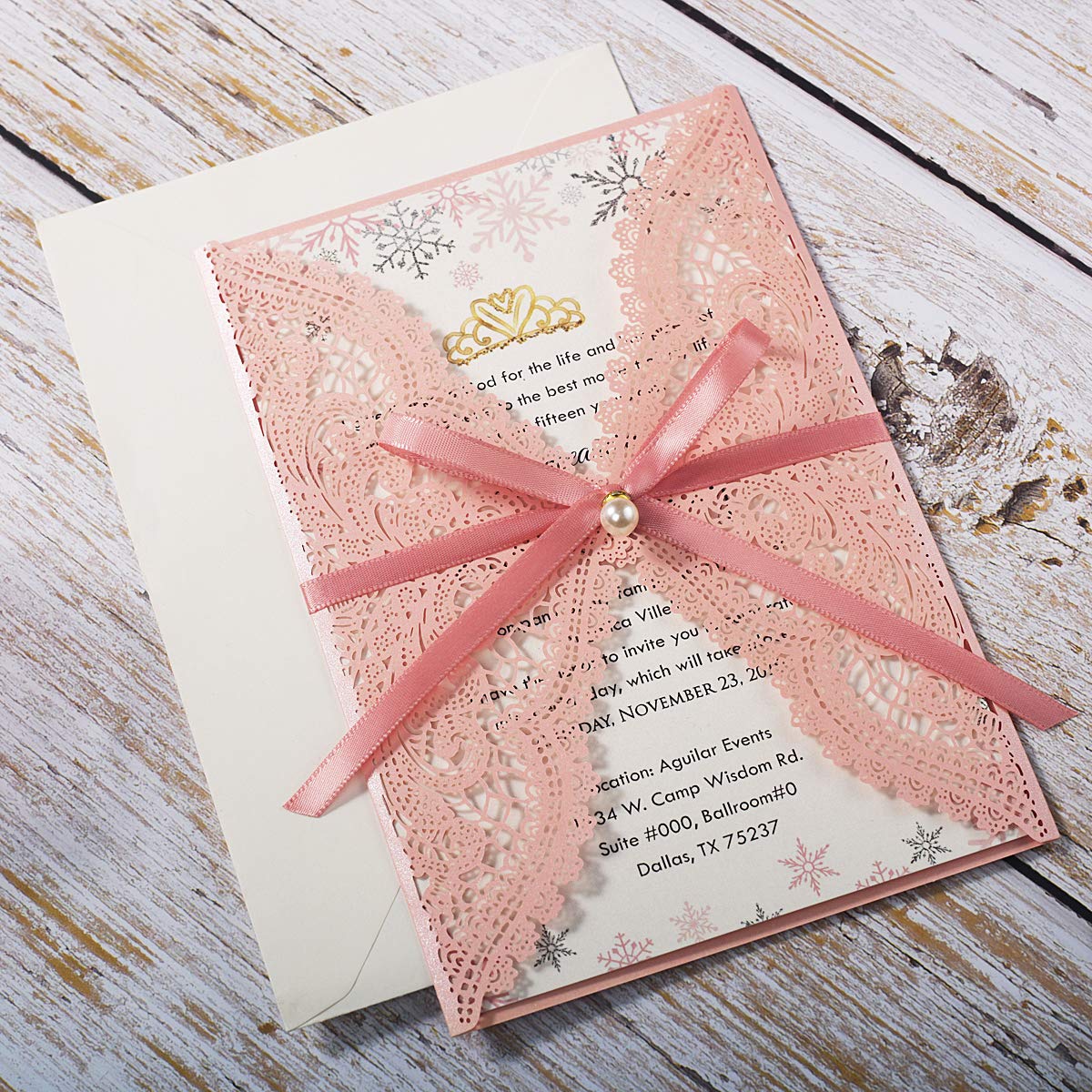 Hosmsua Lot de 50 cartes d'invitation de mariage découpées au laser avec paillettes violettes personnalisées, dentelle, motifs floraux, papillons et enveloppes pour anniversaire, quinceanera