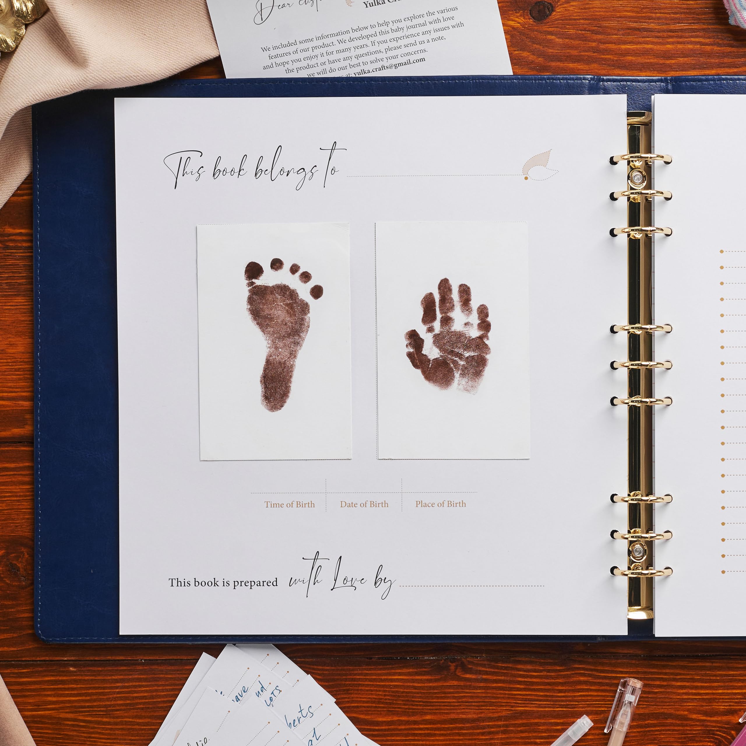 Album di album per bambini rilegato in pelle con impronte di bambini, adesivi per pietre miliari | classico libro di memoria per neonati e ragazze, bellissimo set regalo