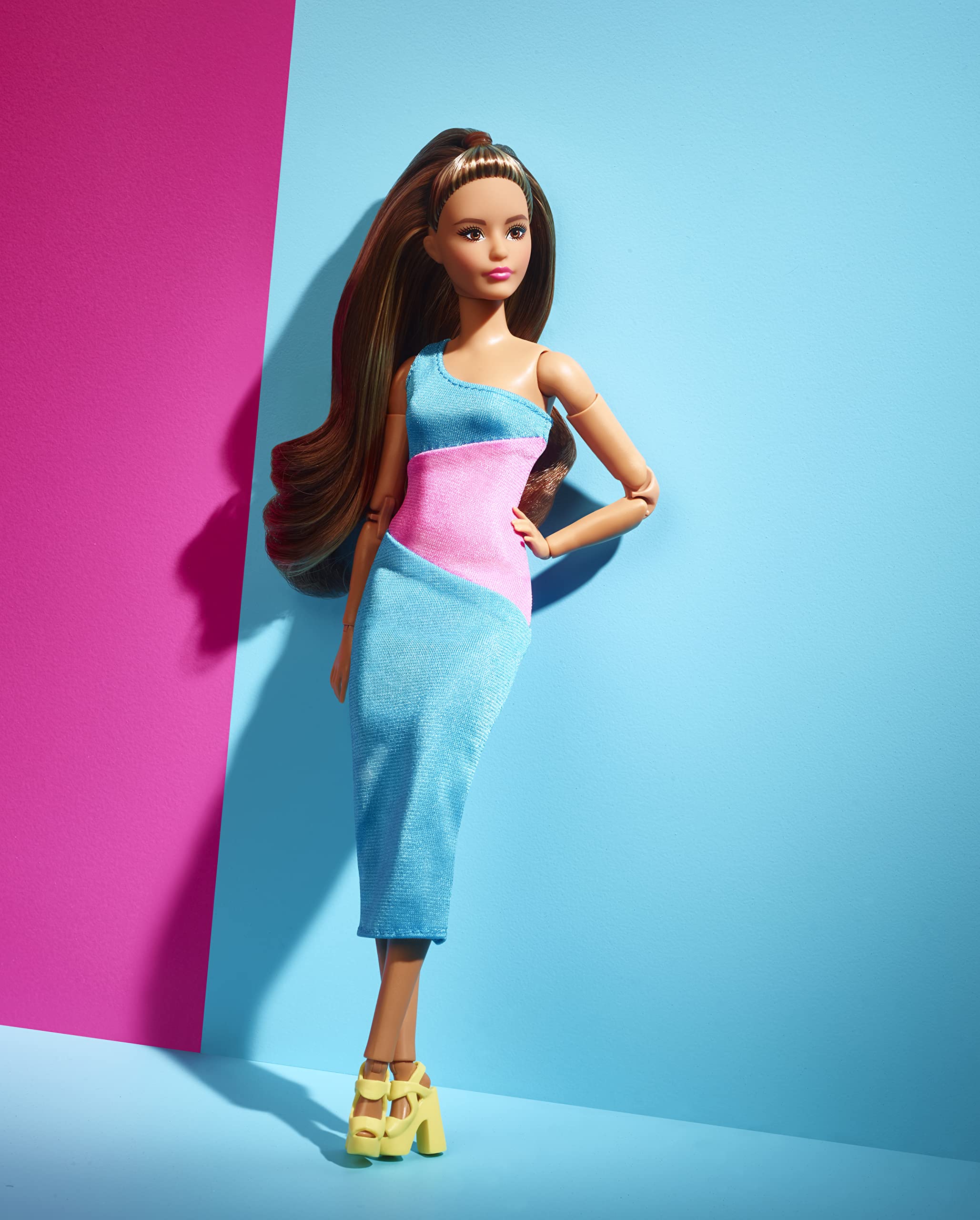 Barbie Signature Looks Vestido Largo Muñeca articulada con coleta Larga, Juguete de colección de Moda, Regalo +16 años (Mattel HJW82)