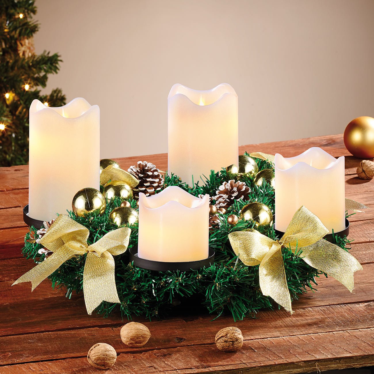 Adventskranzkerzen LED: Adventskranz, golden, 4 weiße LED-Kerzen mit bewegter Flamme (Adventskranz Elektrische Kerzen, modern, Gold)