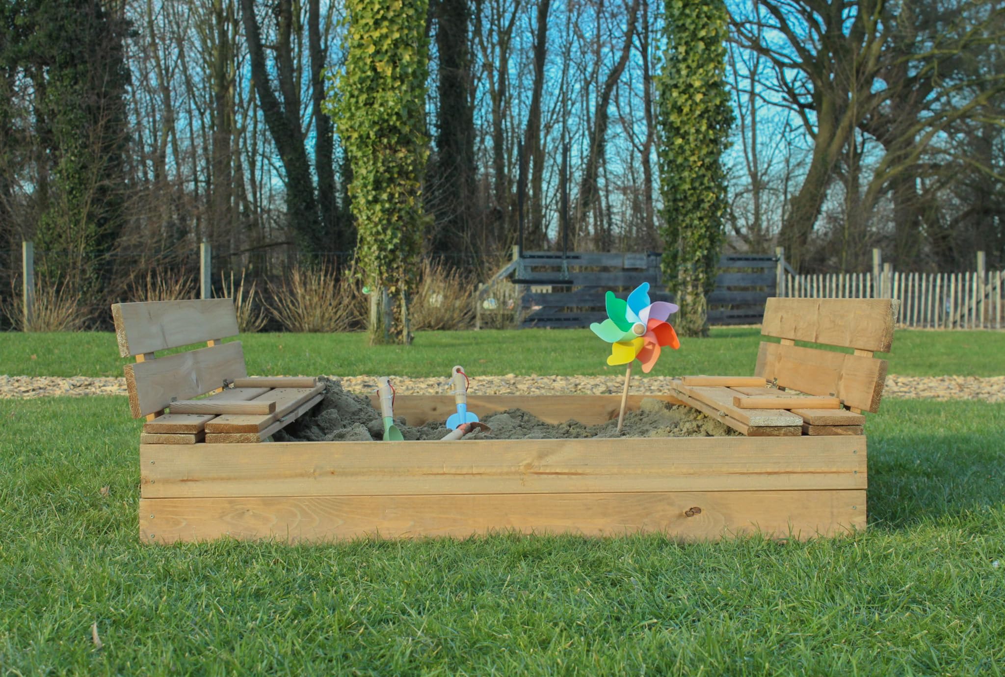 Sandkasten, Sandkasten Inklusive Bodentuch und Abdeckplane, Kindersandkasten,Sandkiste mit Bank, Holz, Imprägniert, Sitzbank,Mit klappbaren Bänken 120x120x20 cm