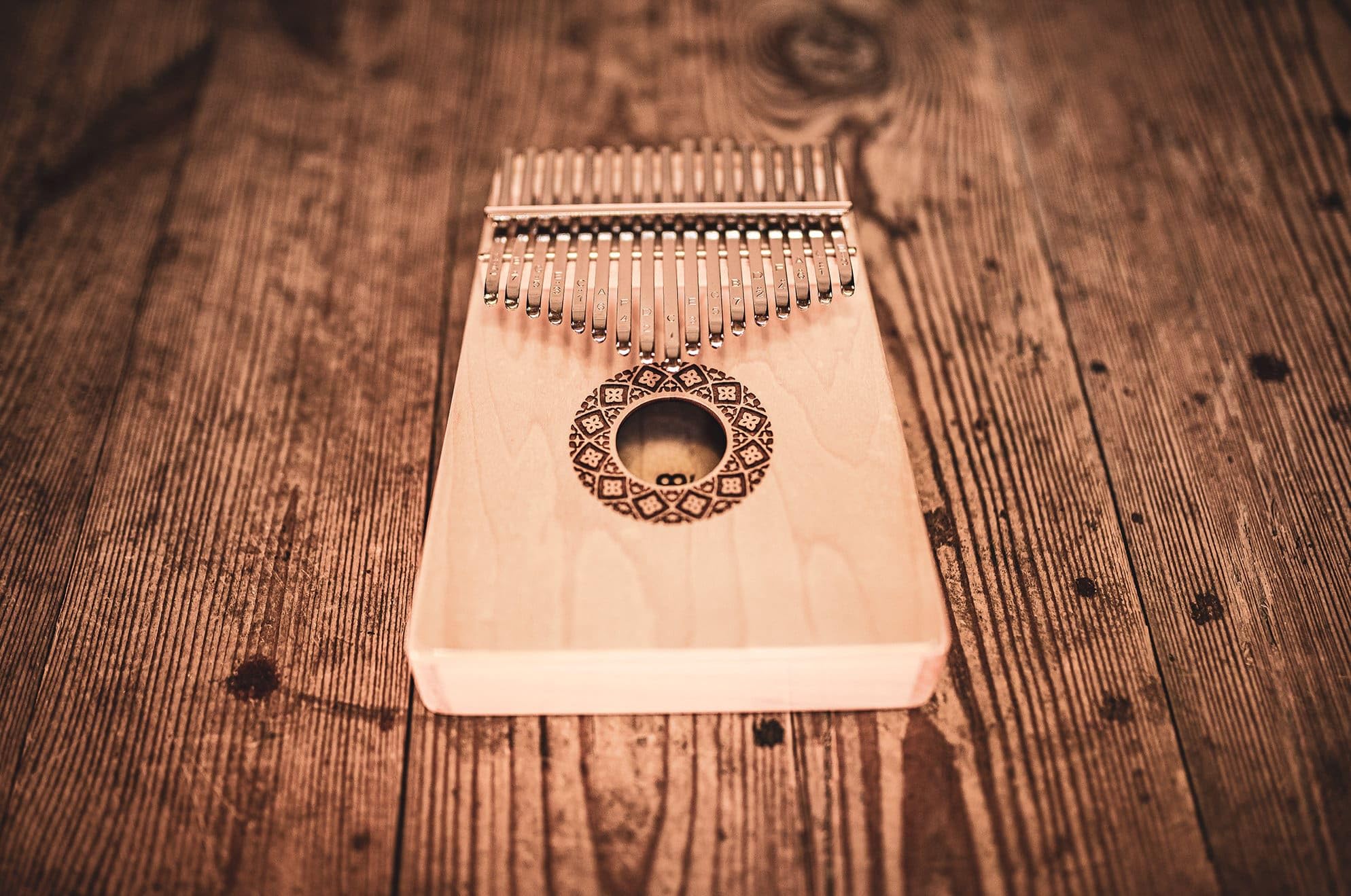 Sonic Energy Schallloch Kalimba – C-Dur, 17 Töne – Ahornholz – Für Meditation, Yoga, Percussion – Inkl. Zubehör (KL1709H)