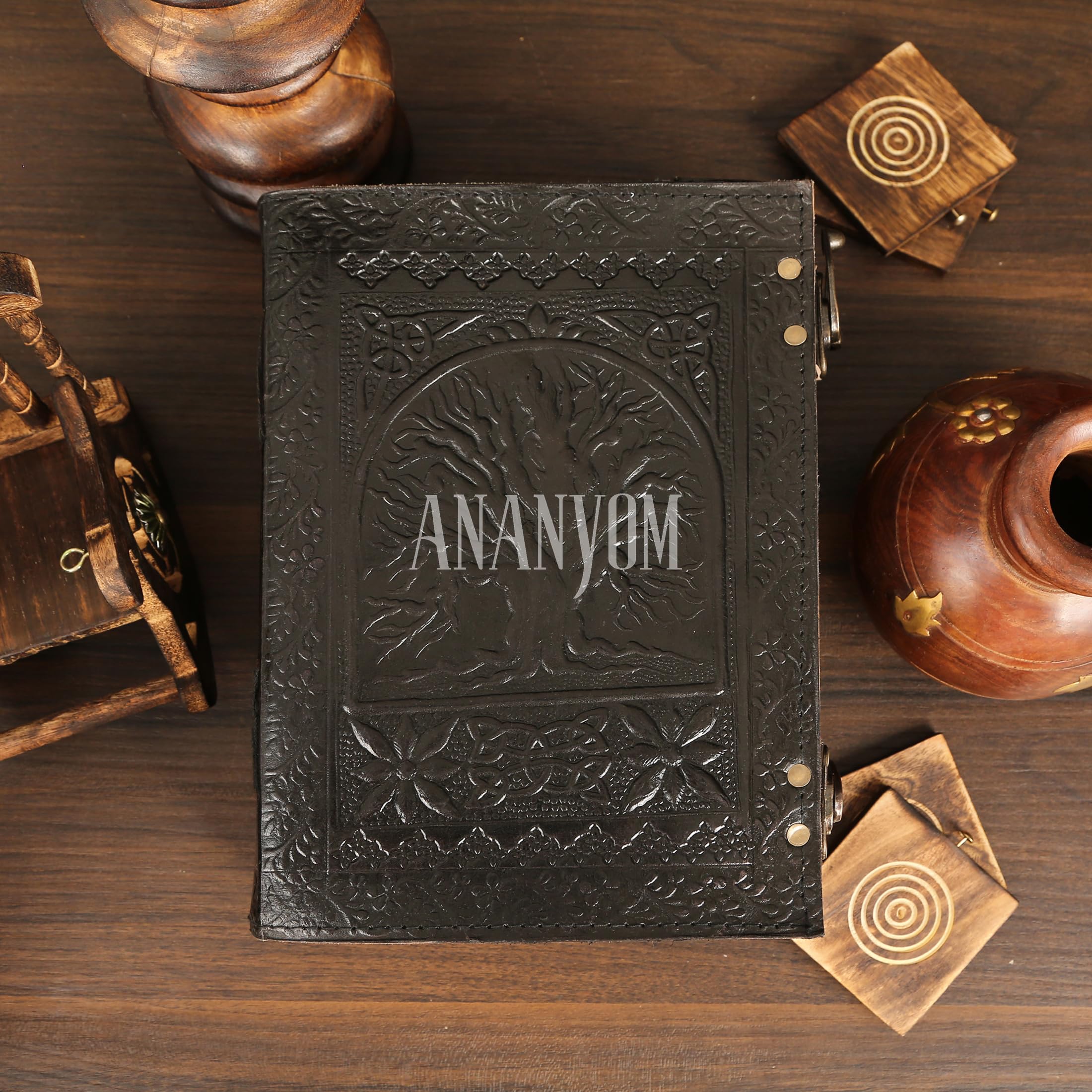 Diario de cuero hecho a mano, diseño de árbol de la vida negro en relieve a mano, cuaderno de cuero genuino con dos cierres de latón, diario para hombres y mujeres, diario de oficina con borde