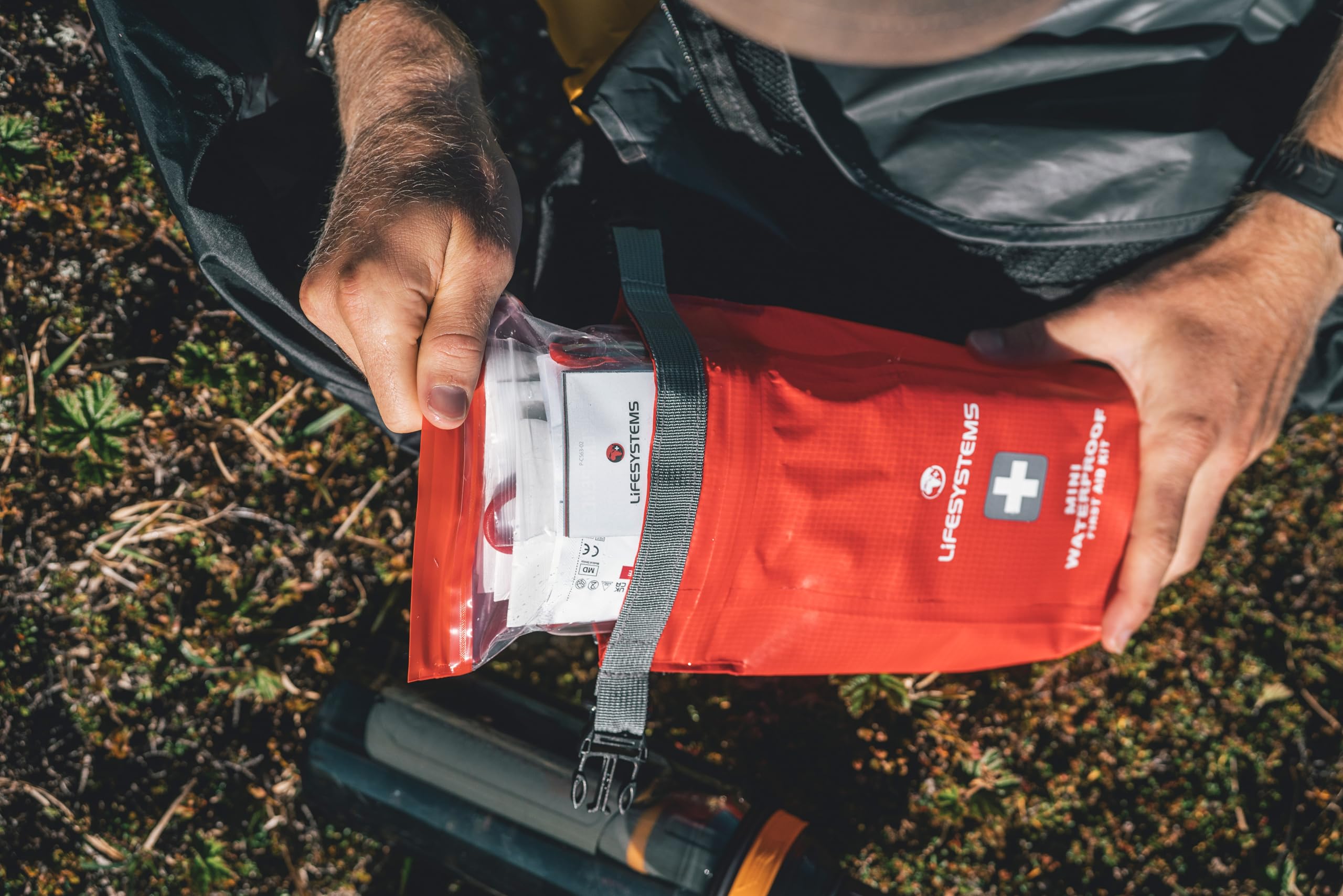 Lifesystems Kit de premiers secours étanche, contenu certifié CE, spécialement conçu pour les sports nautiques et les activités de plein air