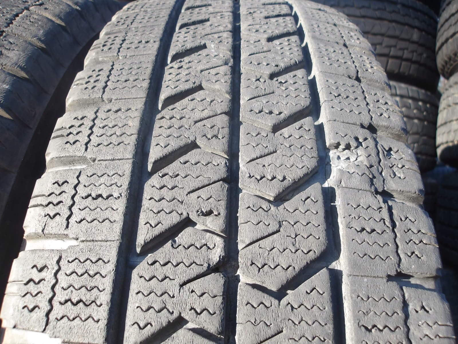 Amazon.co.jp: Q267-9 205/75R16 冬4本セット スタッドレス LT 113