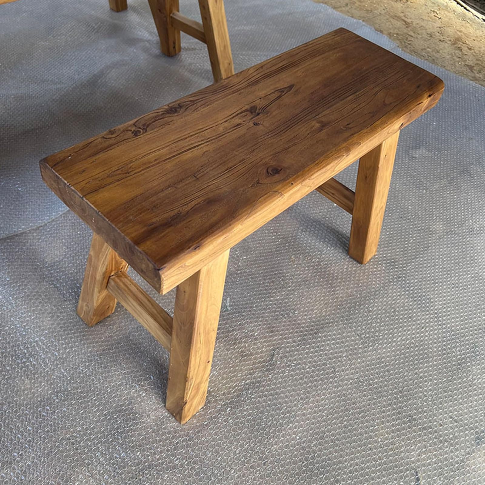 Banco retro de madera maciza con acabado elegante para interior