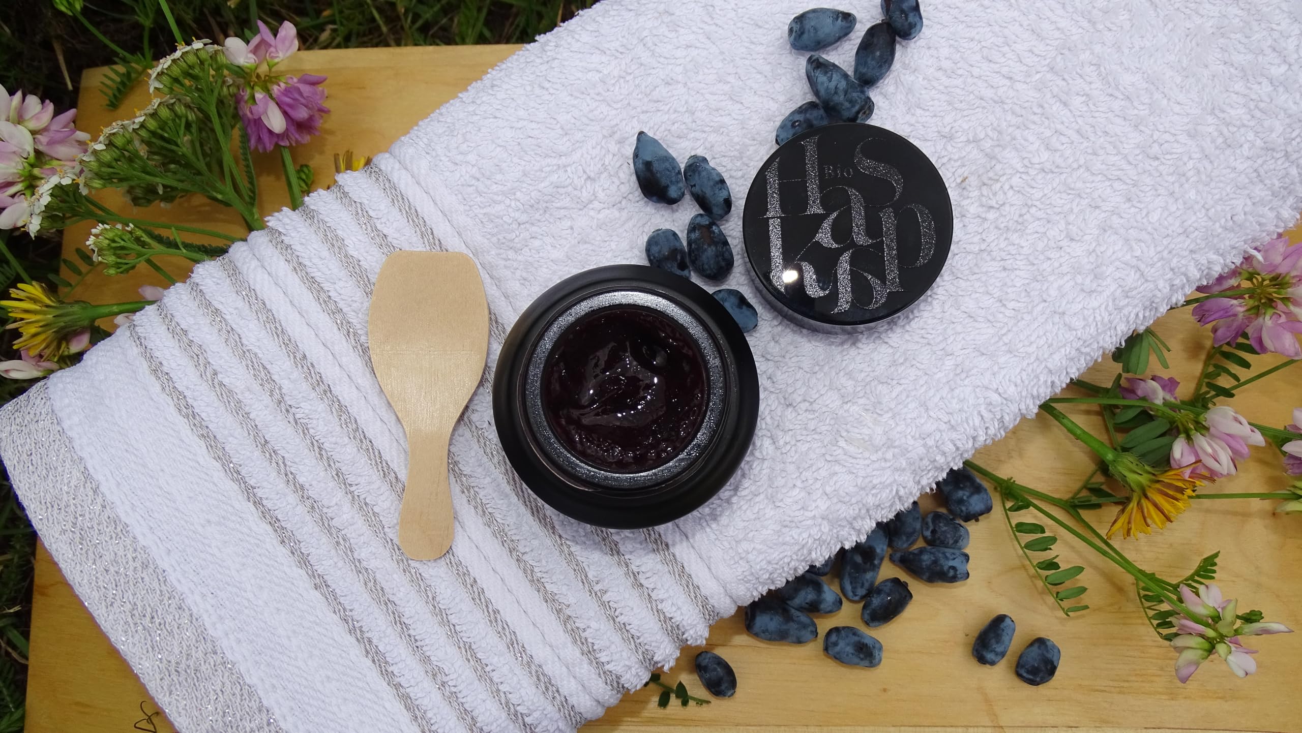 Peeling-Gesichtsmaske mit Haskap-Beere, 30ml. BioHASKAP. 10% Haskap-Beeren BIO-Extrakt. Von Kosmetikexperten entwickelte Formel. Natrue zertifizierte Inhaltsstoffe. Gut alterndes Naturprodukt.