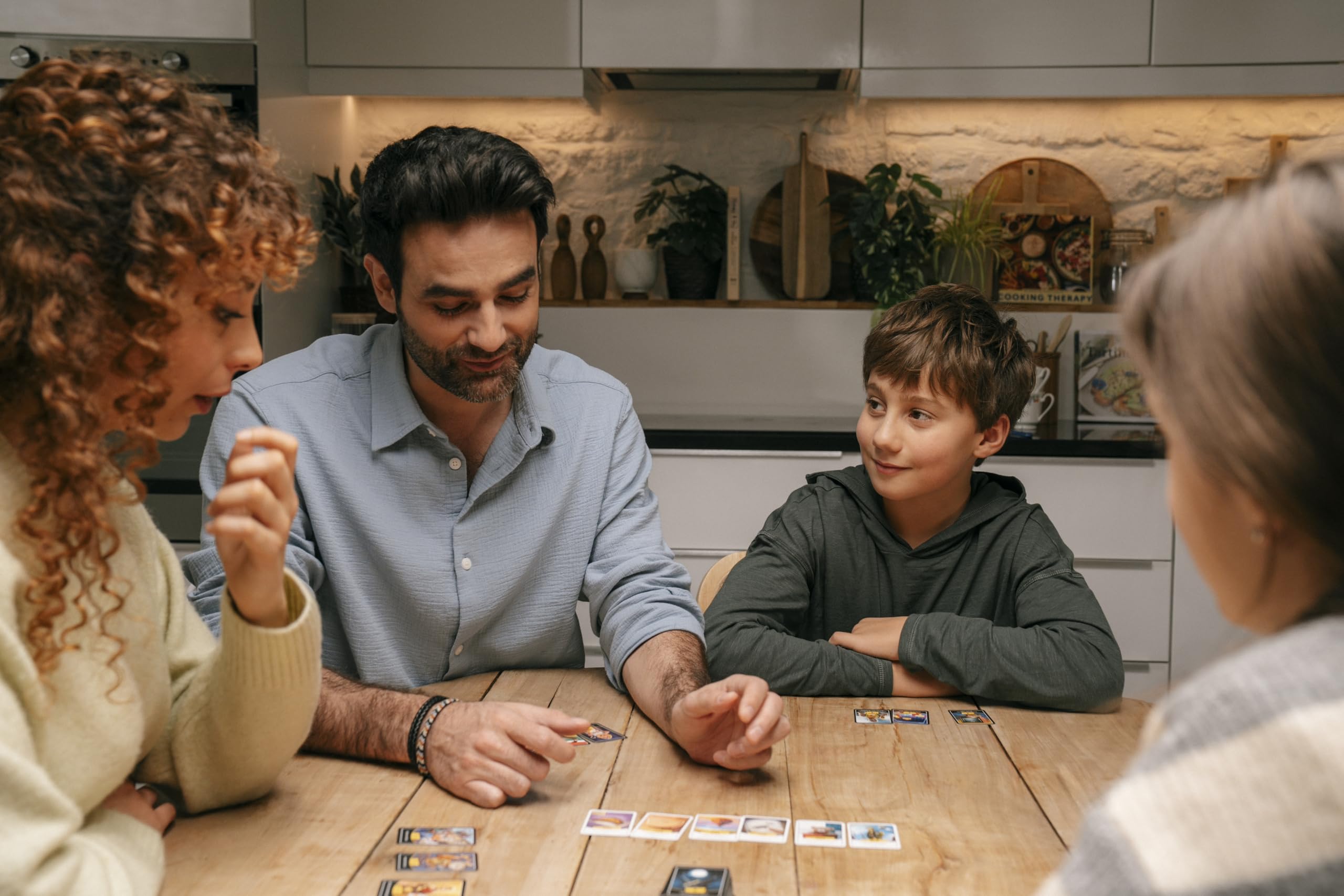Asmodee Timeline Card Game (aggiornamento 2025) - Divertente gioco educativo di storia e curiosità per famiglie e amici, luogo eventi in ordine cronologico, età 8+, 2-6 giocatori, 15 minuti di gioco